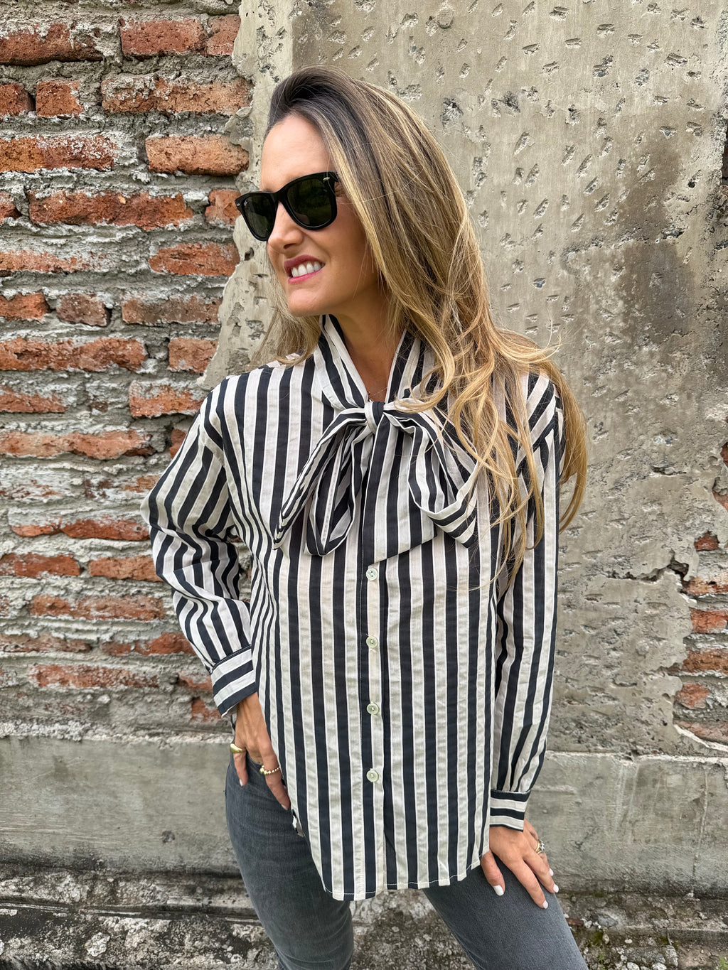 Blusa rayada rosetón negra