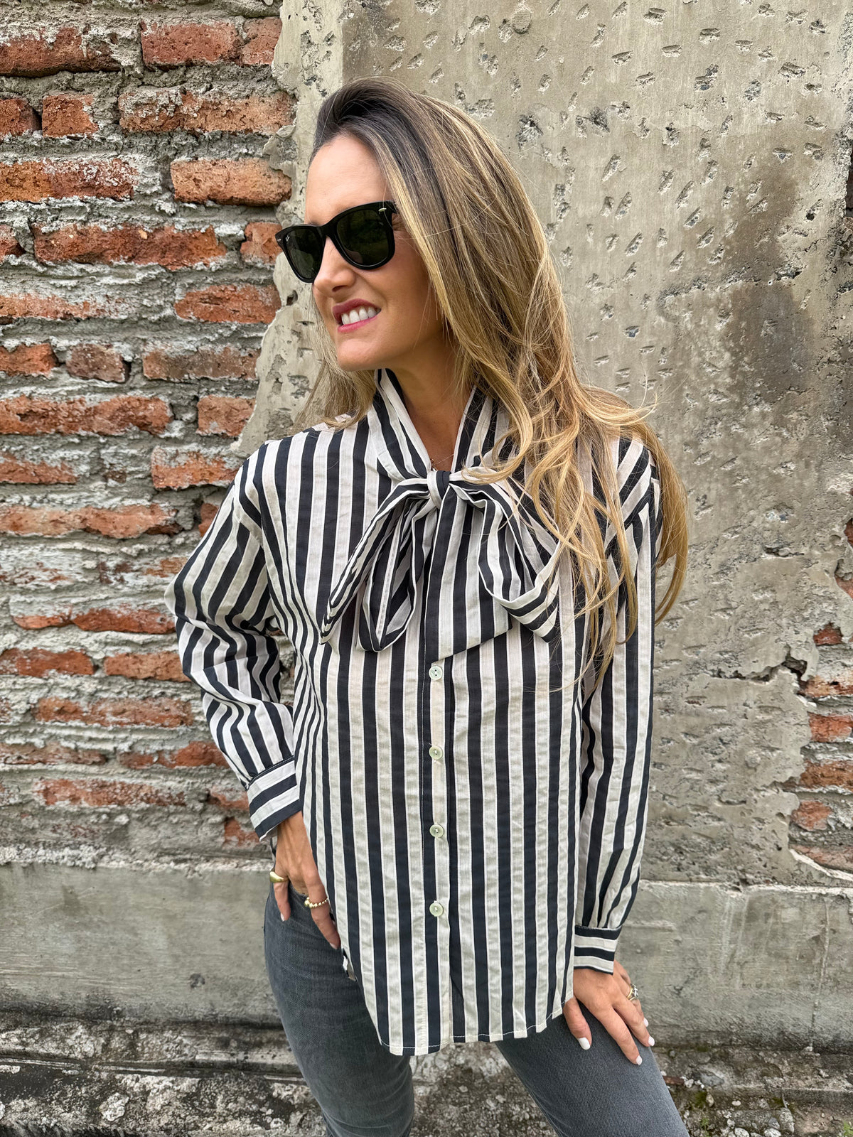 Blusa rayada rosetón negra