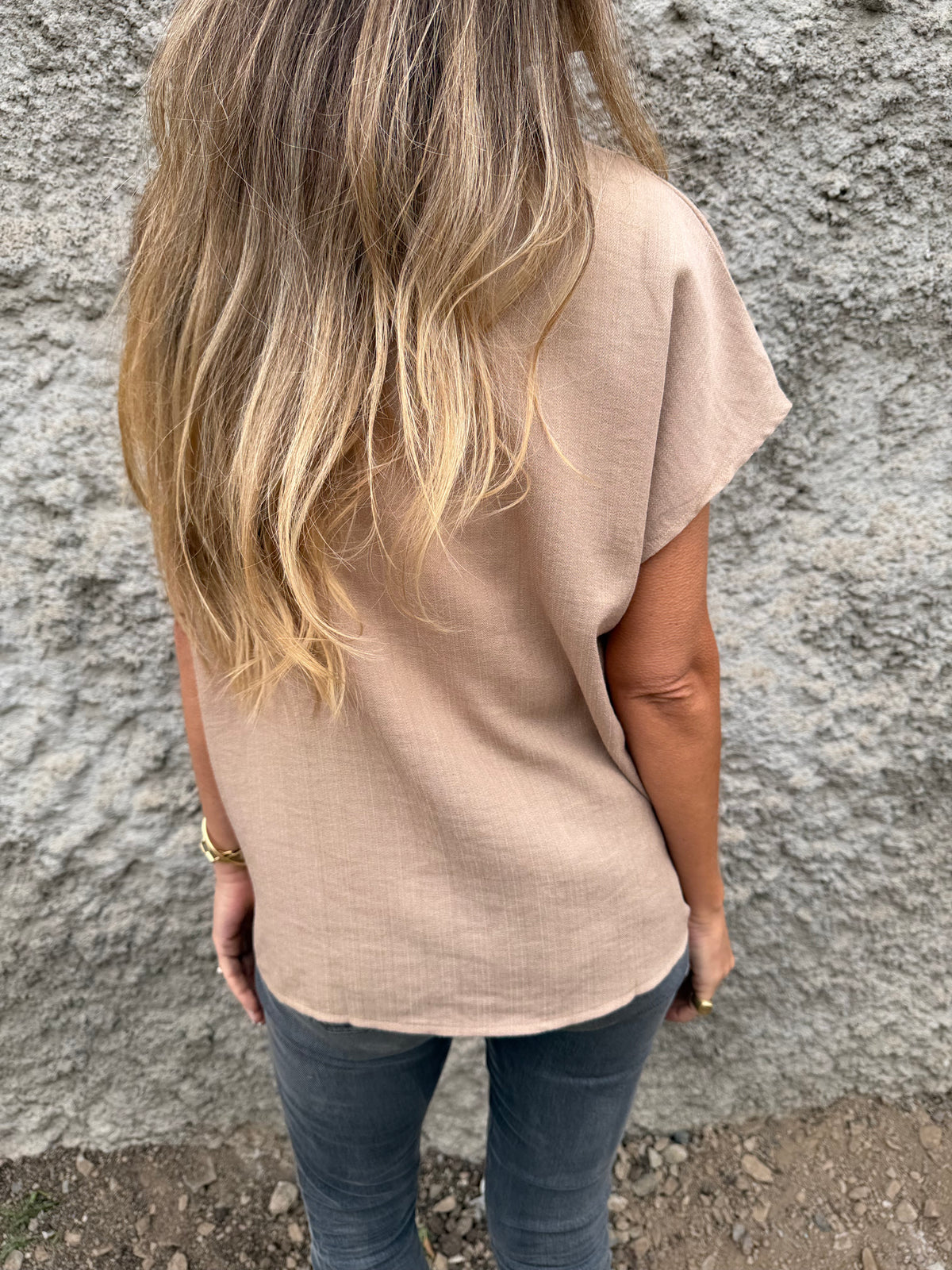 Blusa básica V pinza central camel