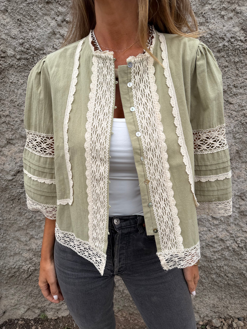 Chaqueta preciosa detalles macramé verde claro