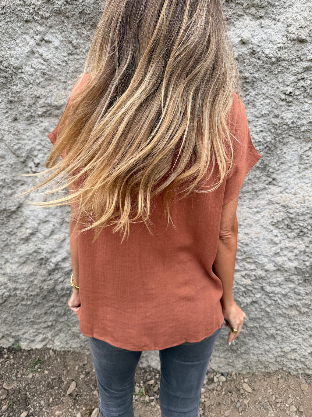 Blusa básica V pinza central terracota