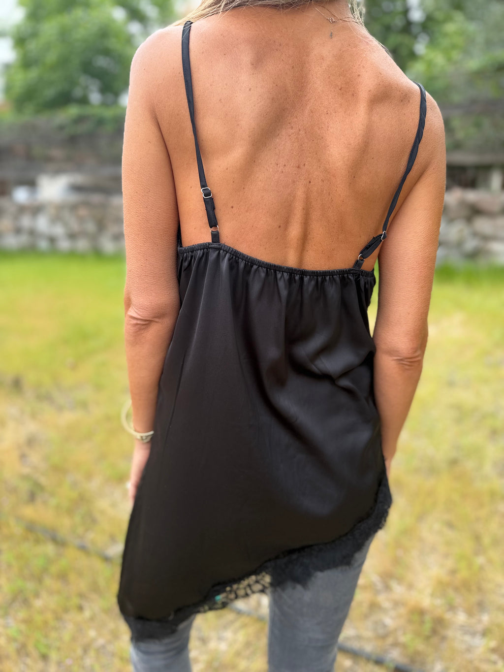 Blusa raso encaje irregular negra
