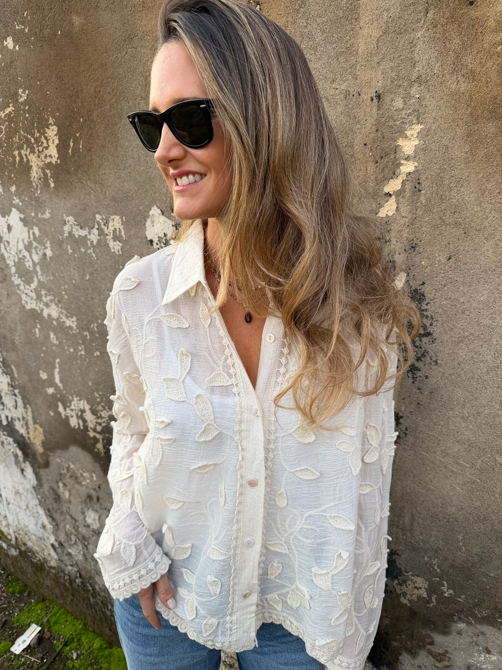 Blusa flores y bordados crudo