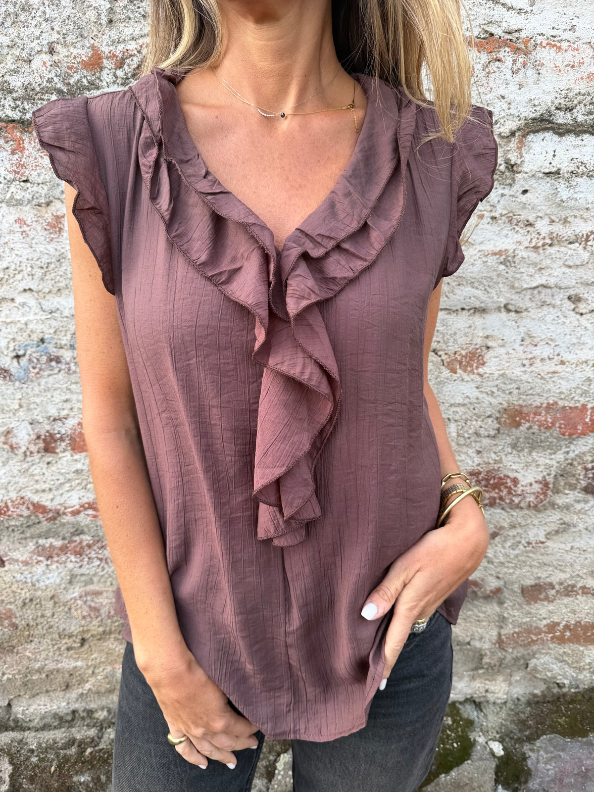 Blusa vuelitos escote central café