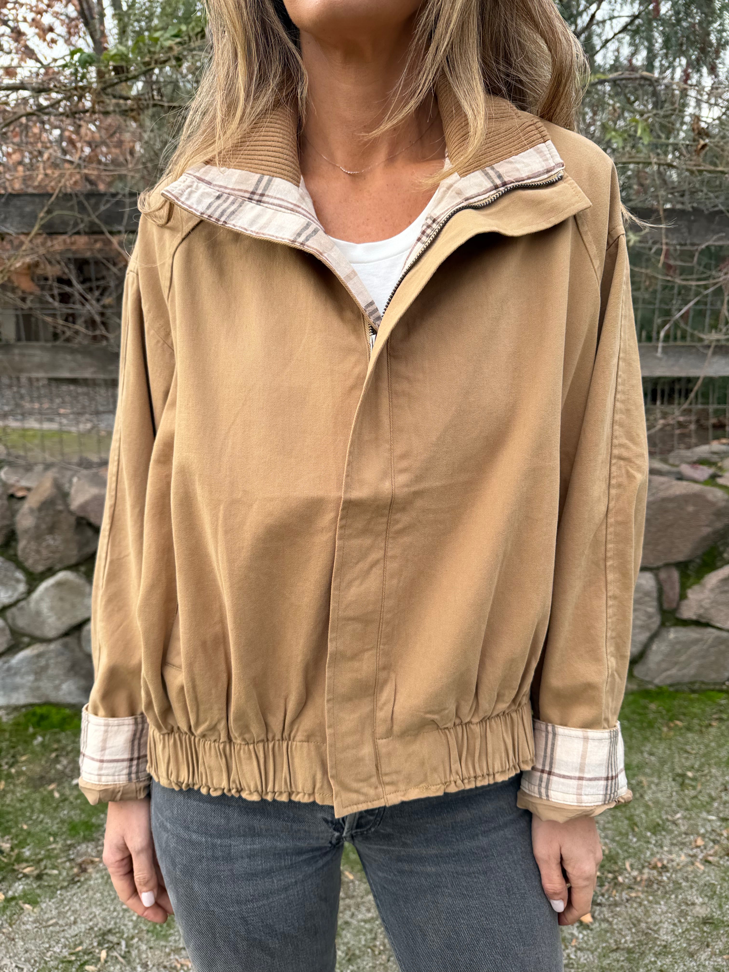 Bomber gabardina detalle escocés camel