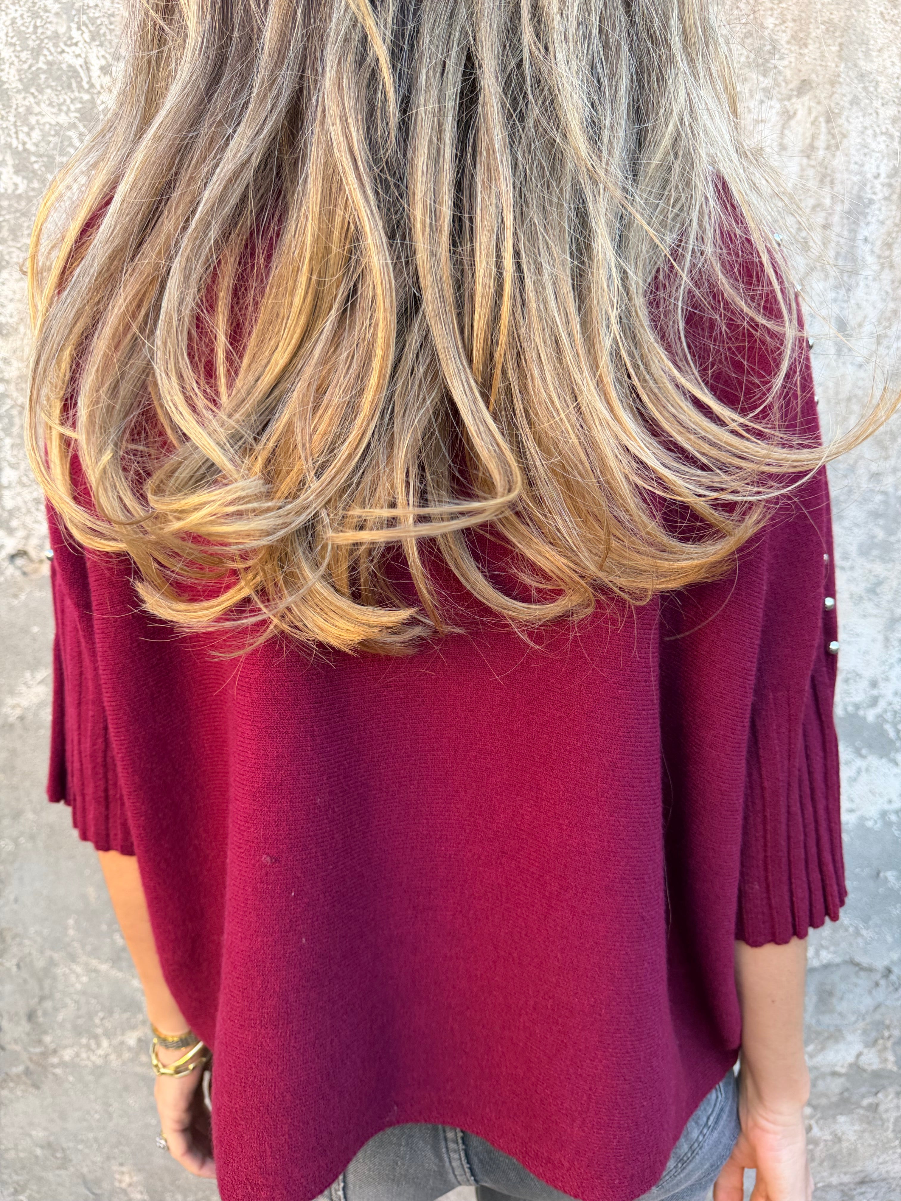 Chaleco medio cuello tachas burdeo