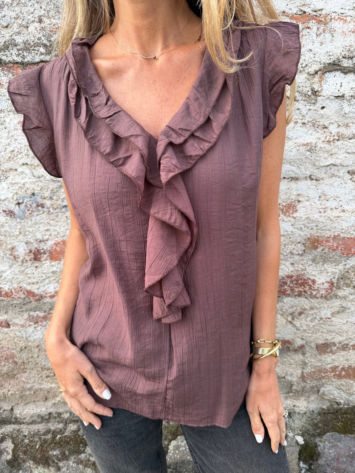 Blusa vuelitos escote central café