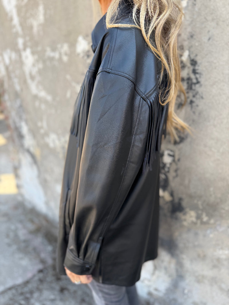 Chaqueta ecocuero opaco flecos negra