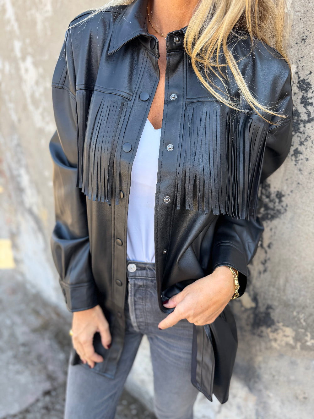 Chaqueta ecocuero opaco flecos negra