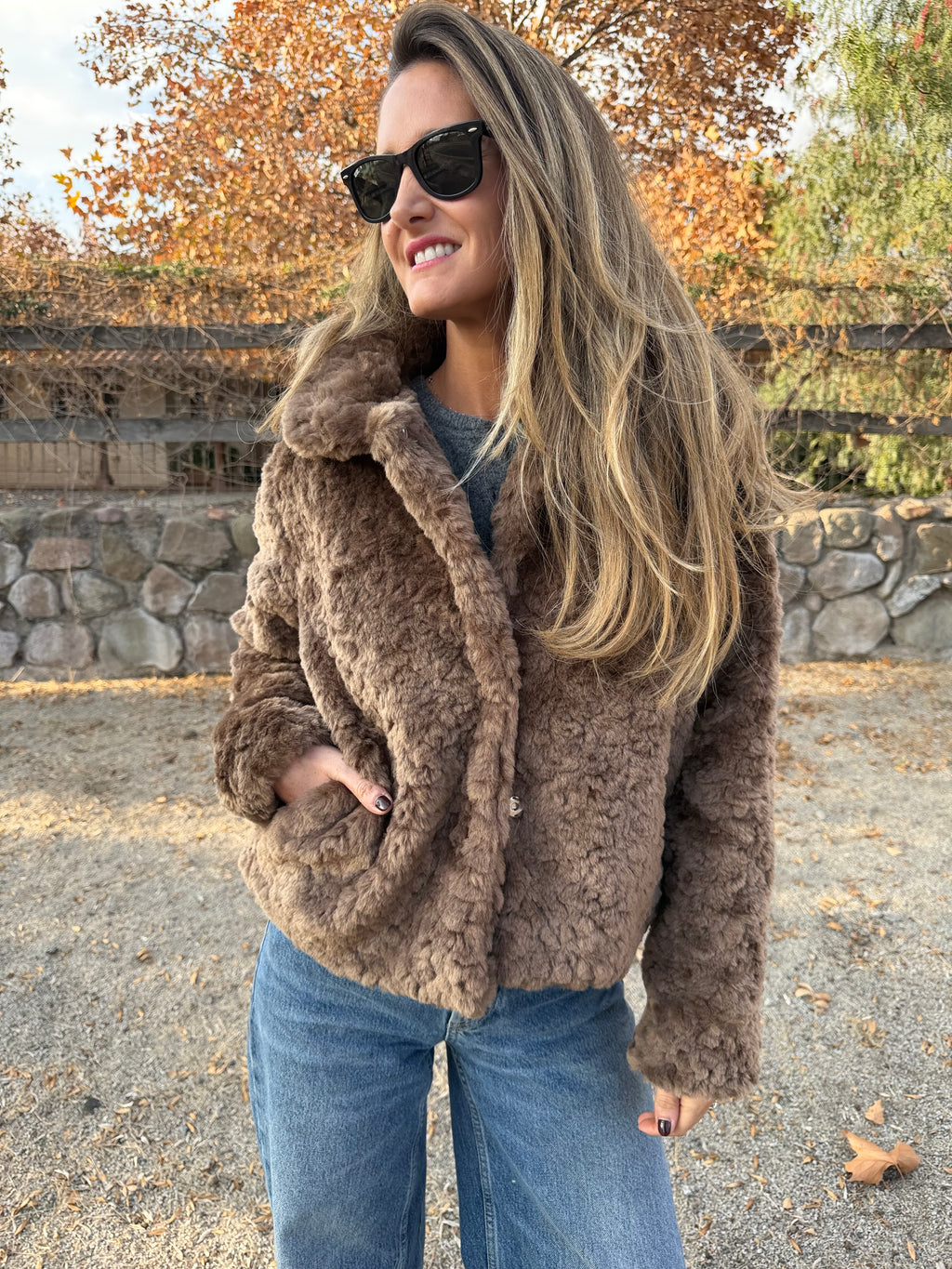 Chaqueta piel sobria café