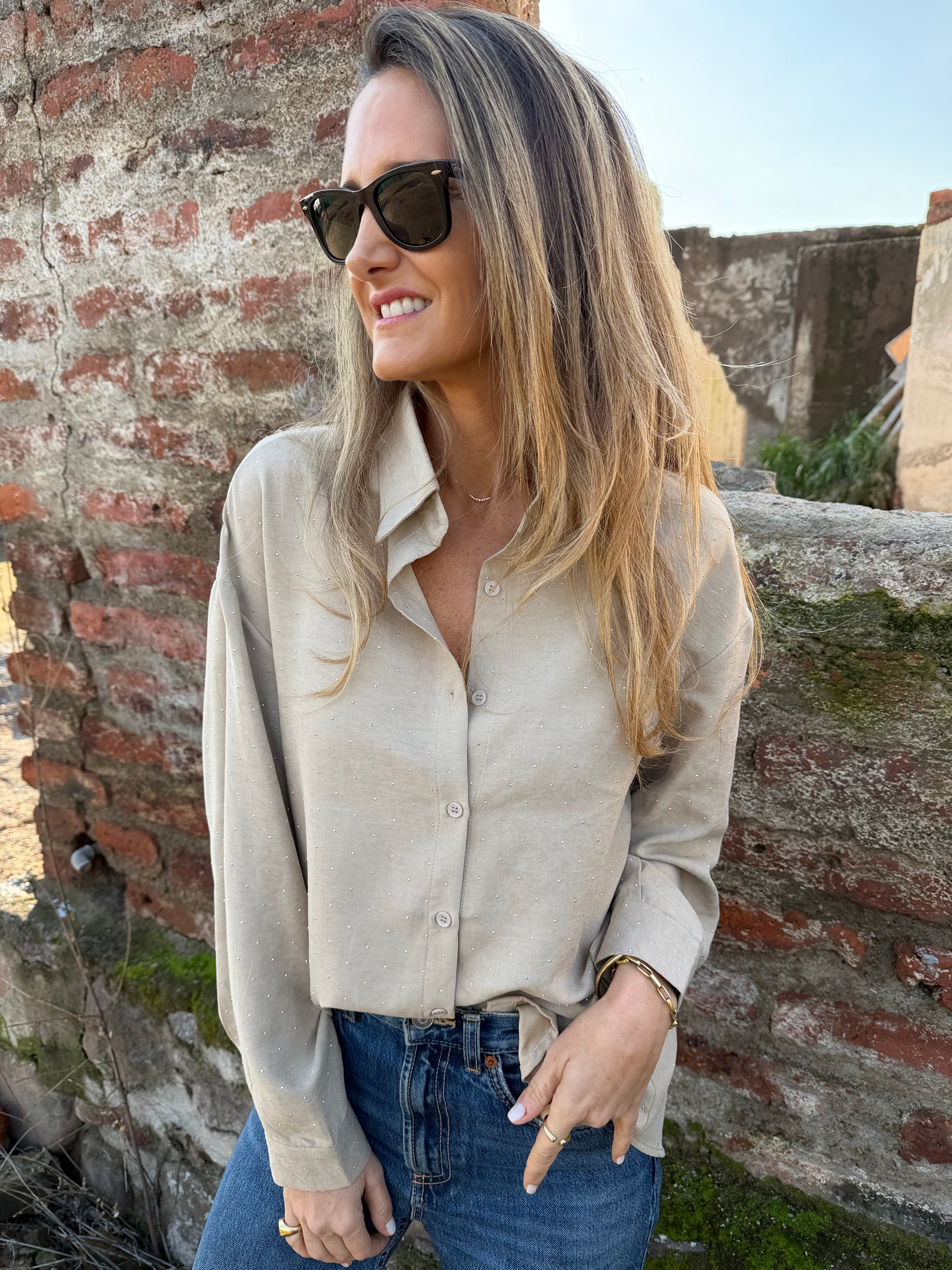 Blusa gamuza tachitas beige