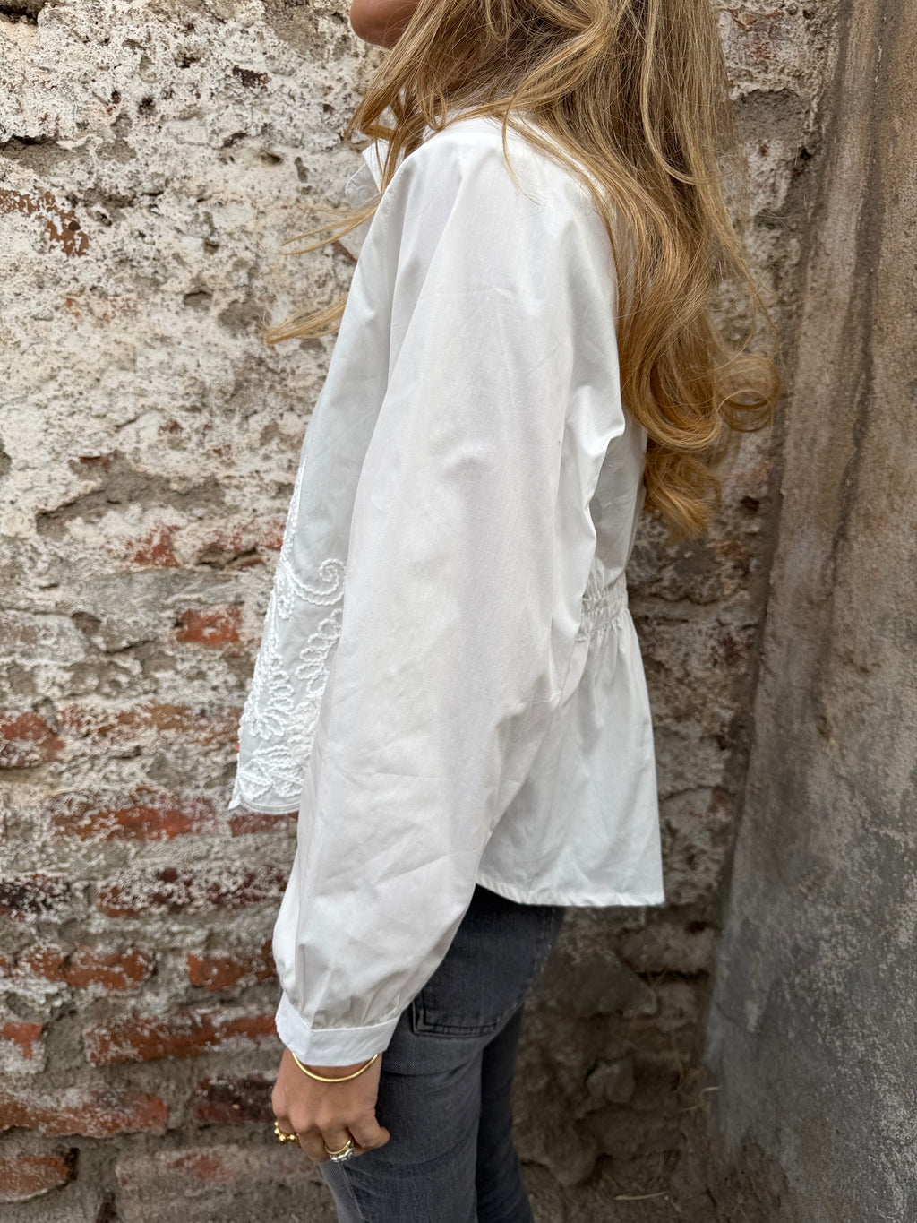Blusa corta bordados blanca