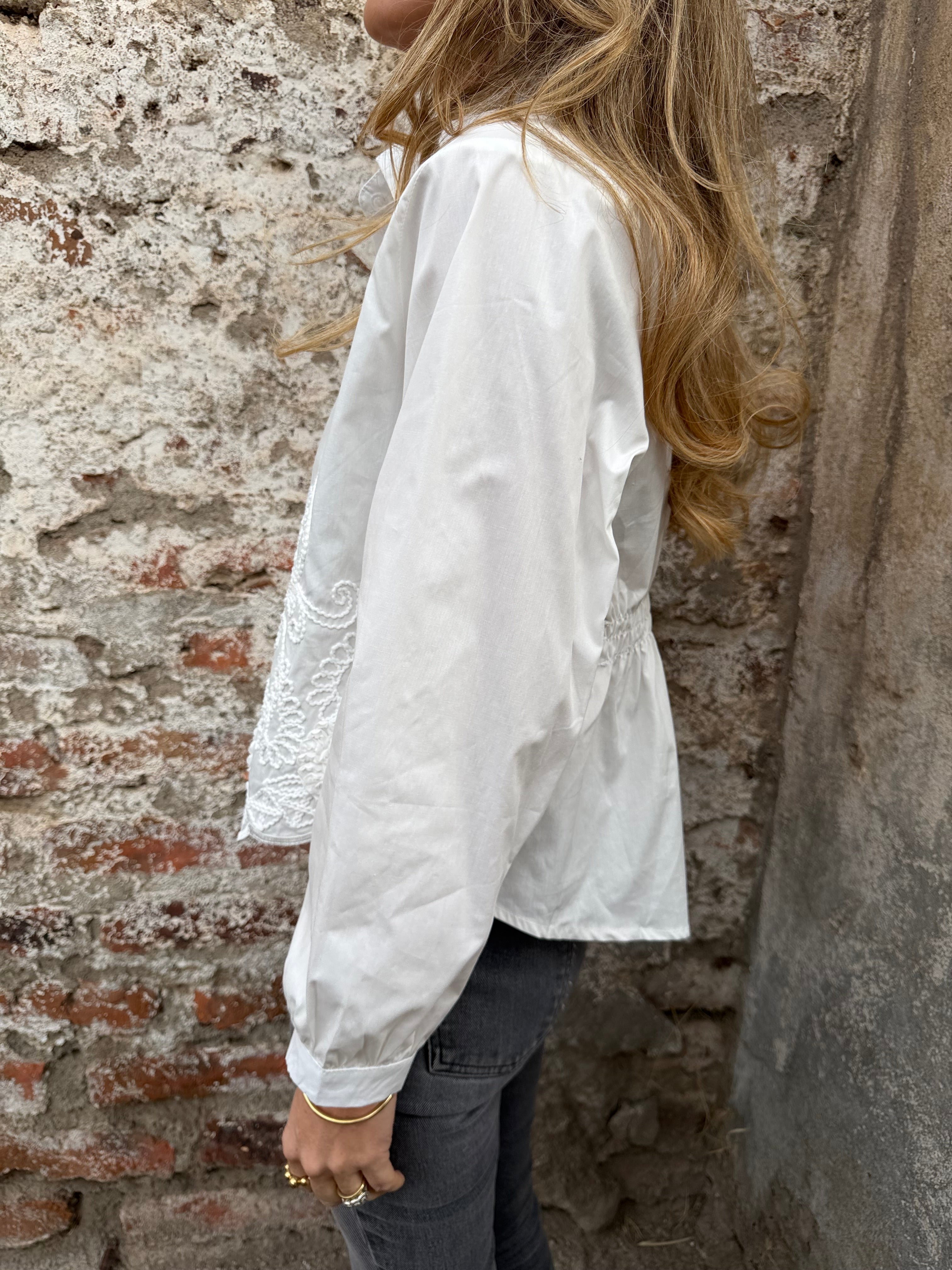 Blusa corta bordados blanca