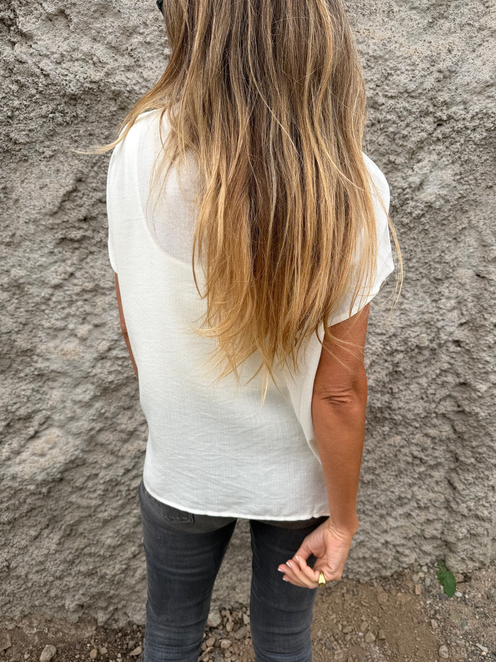Blusa básica V pinza central blanca