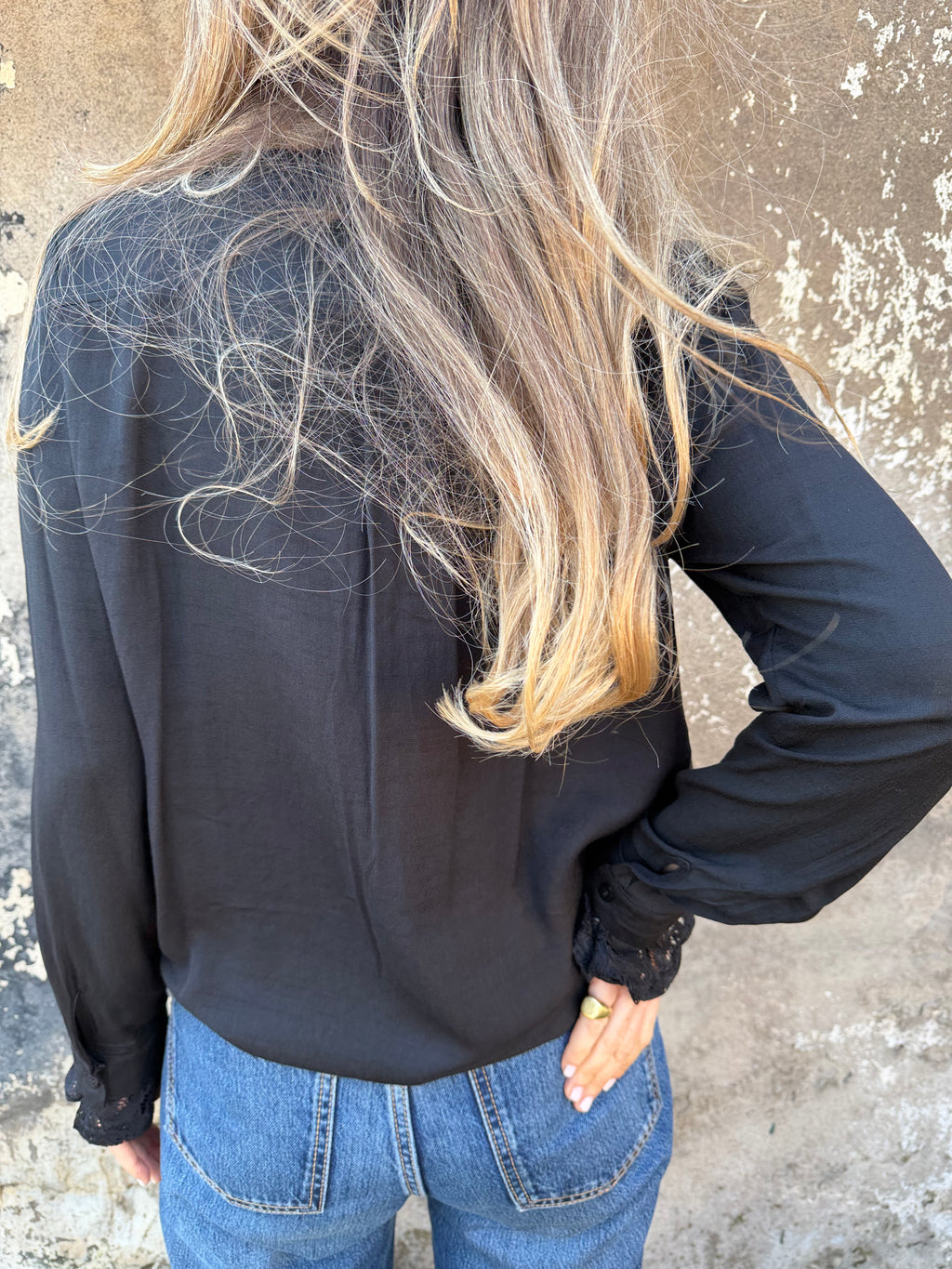 Blusa detalles encaje negra