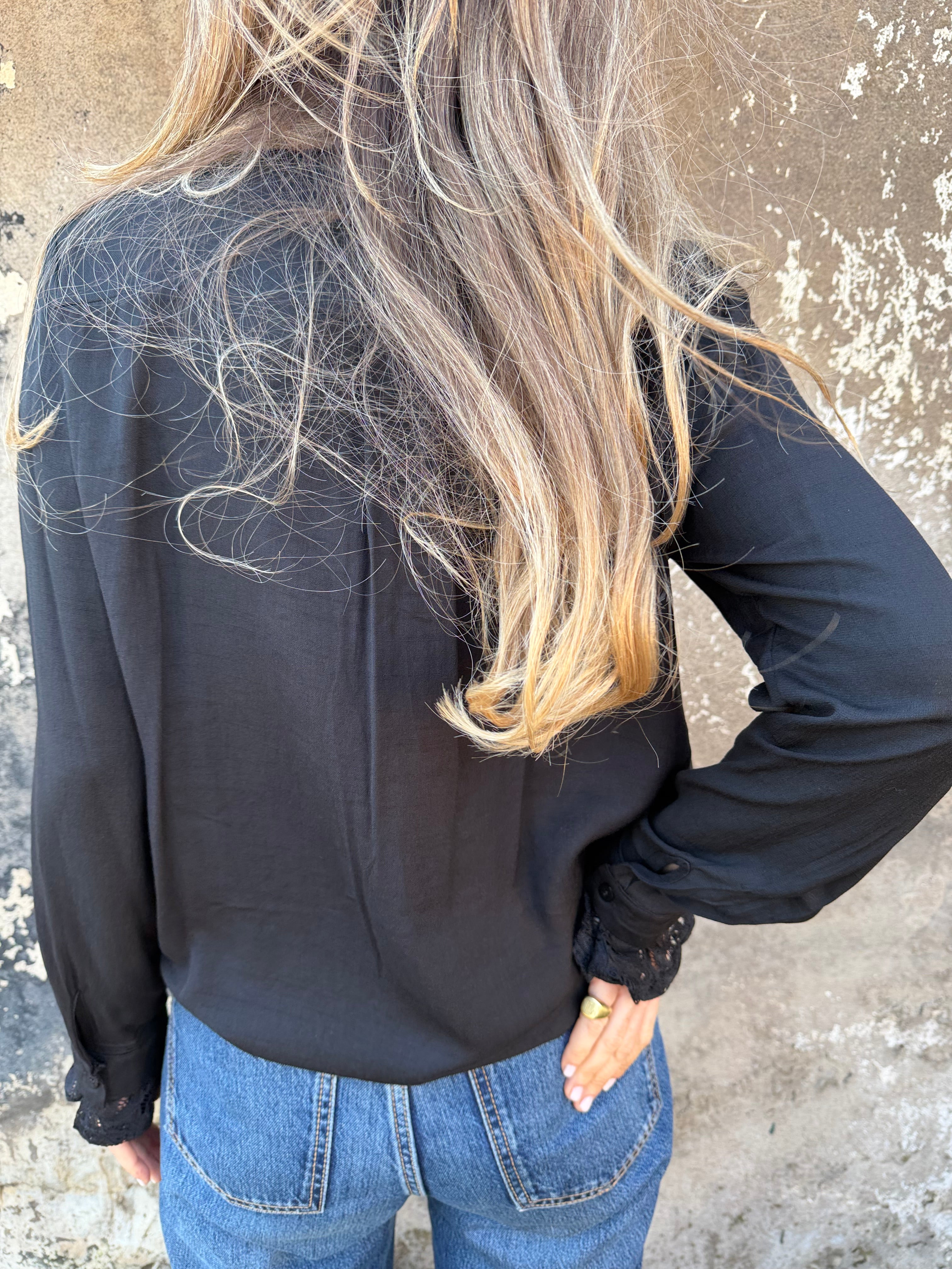 Blusa detalles encaje negra