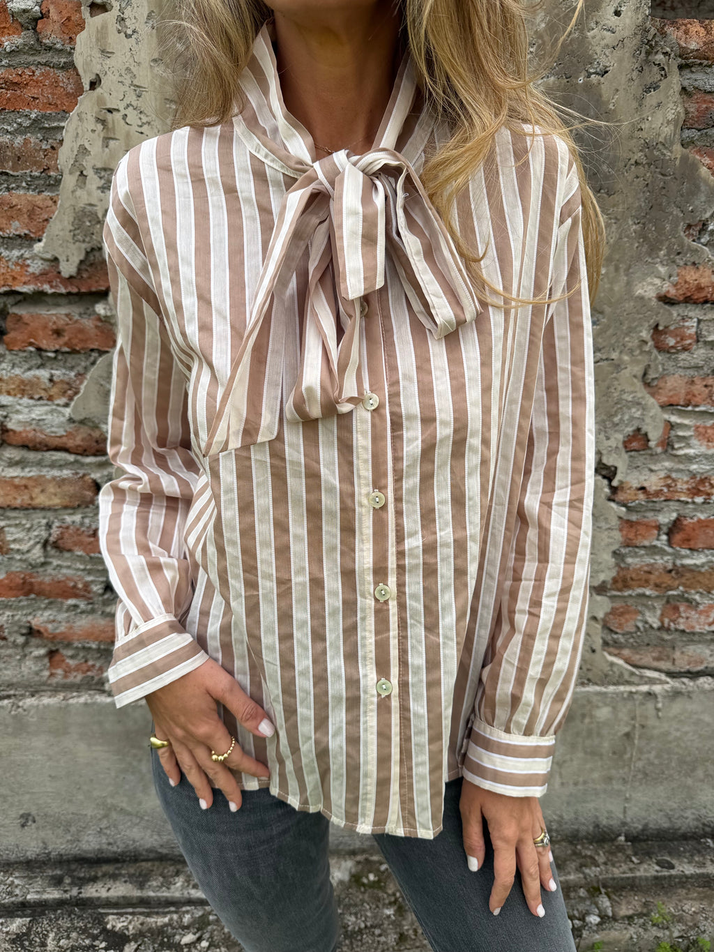 Blusa rayada rosetón beige