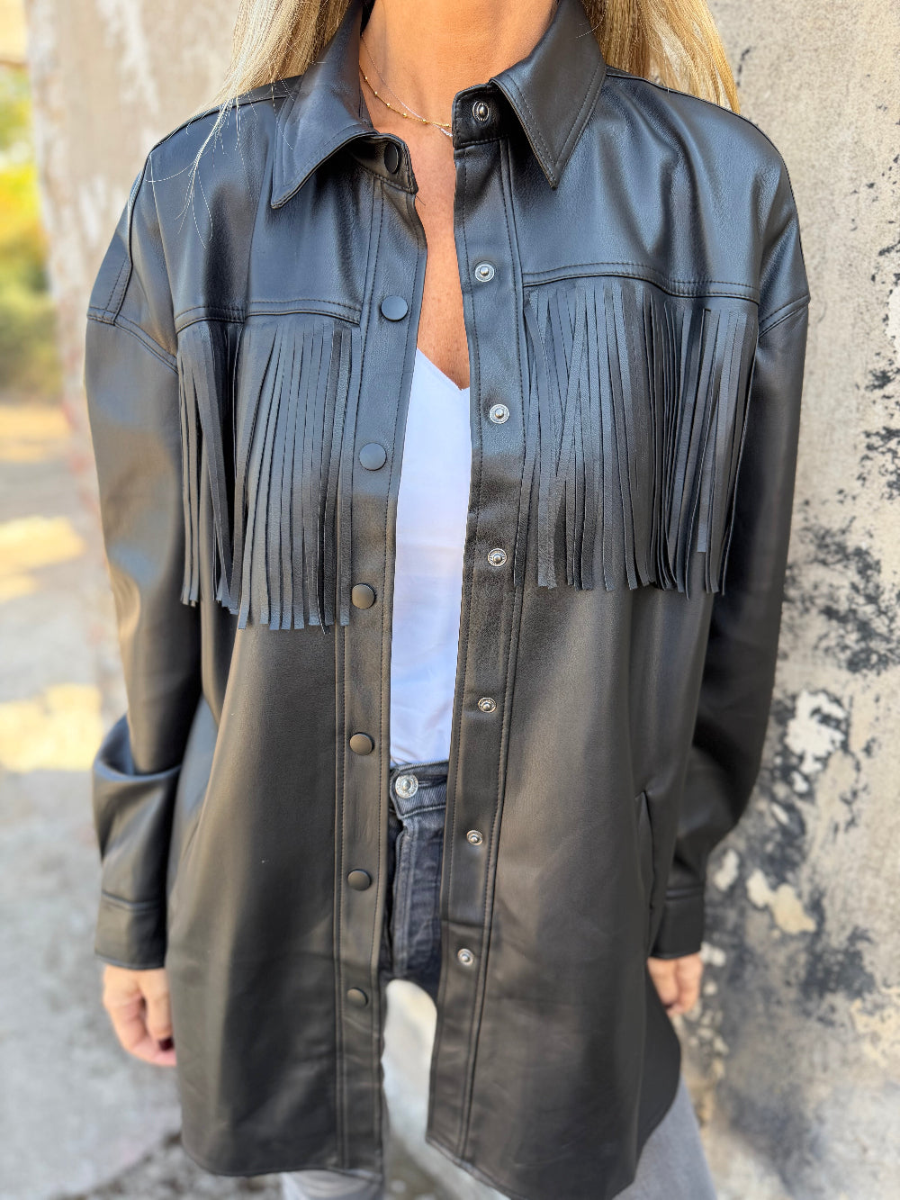 Chaqueta ecocuero opaco flecos negra