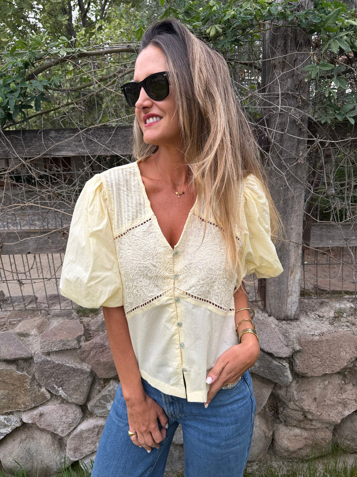 New blusa mangas abullonadas bordados amarilla