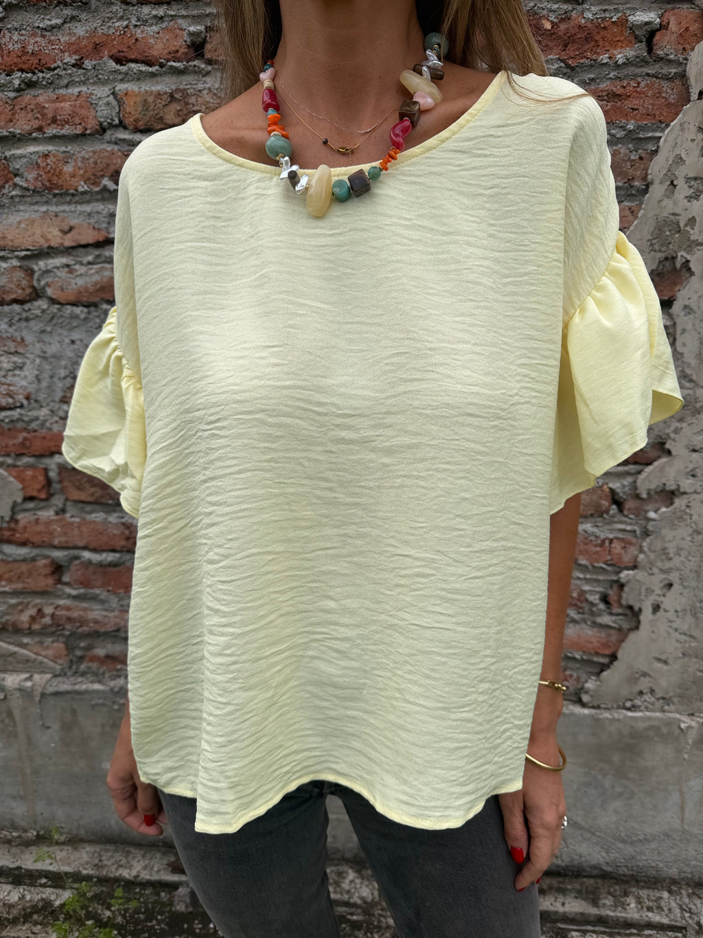 Blusa cuello subido volados amarillo claro
