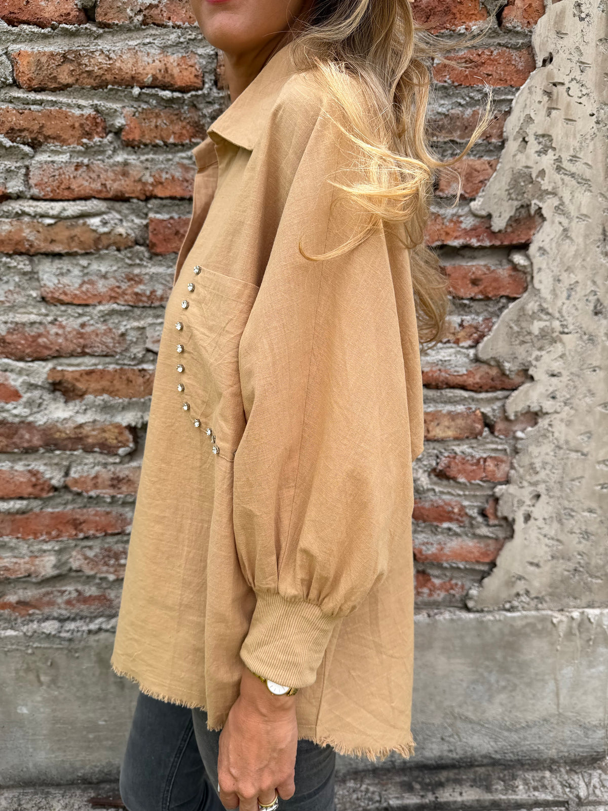Blusa bolsillo brillantes camel