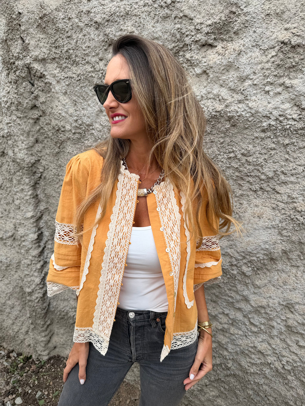 Chaqueta preciosa detalles macramé mostaza