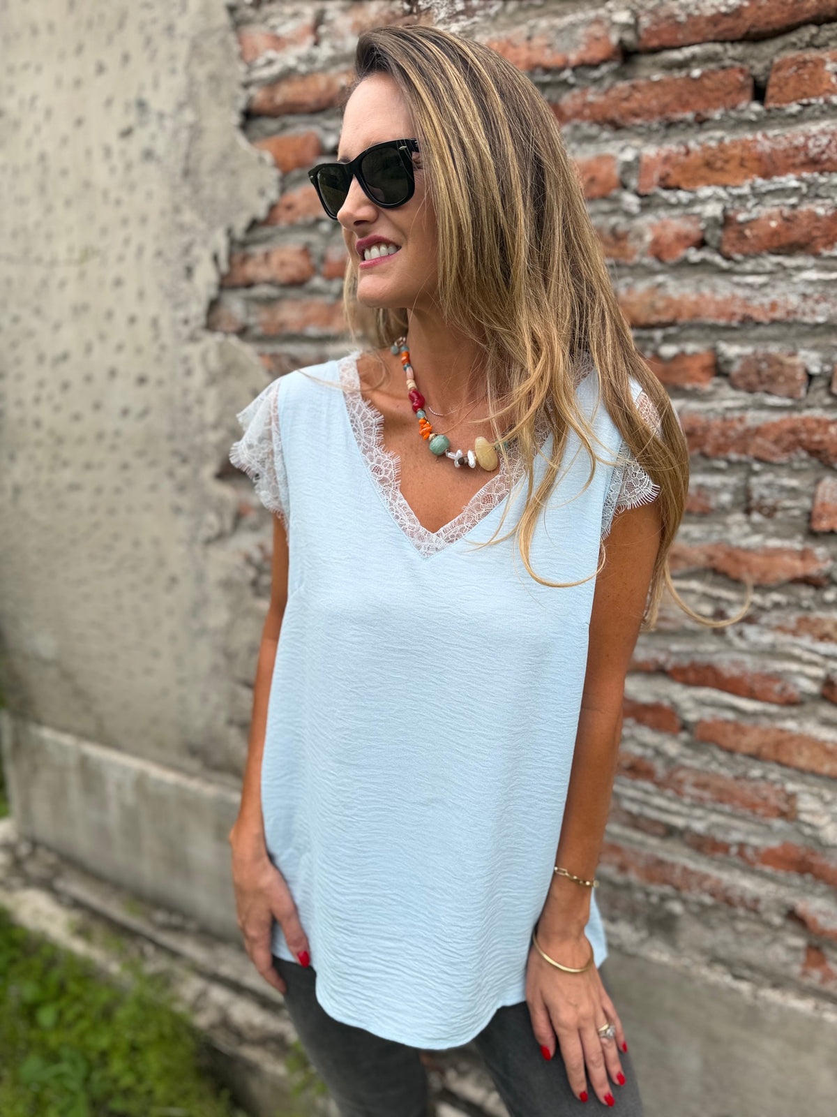 Polera viscosa bordes encaje celeste
