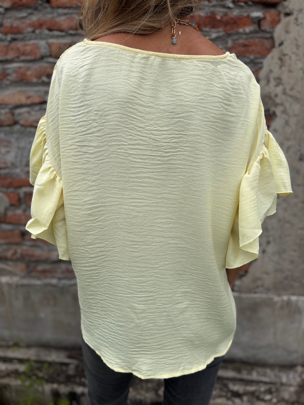 Blusa cuello subido volados amarillo claro