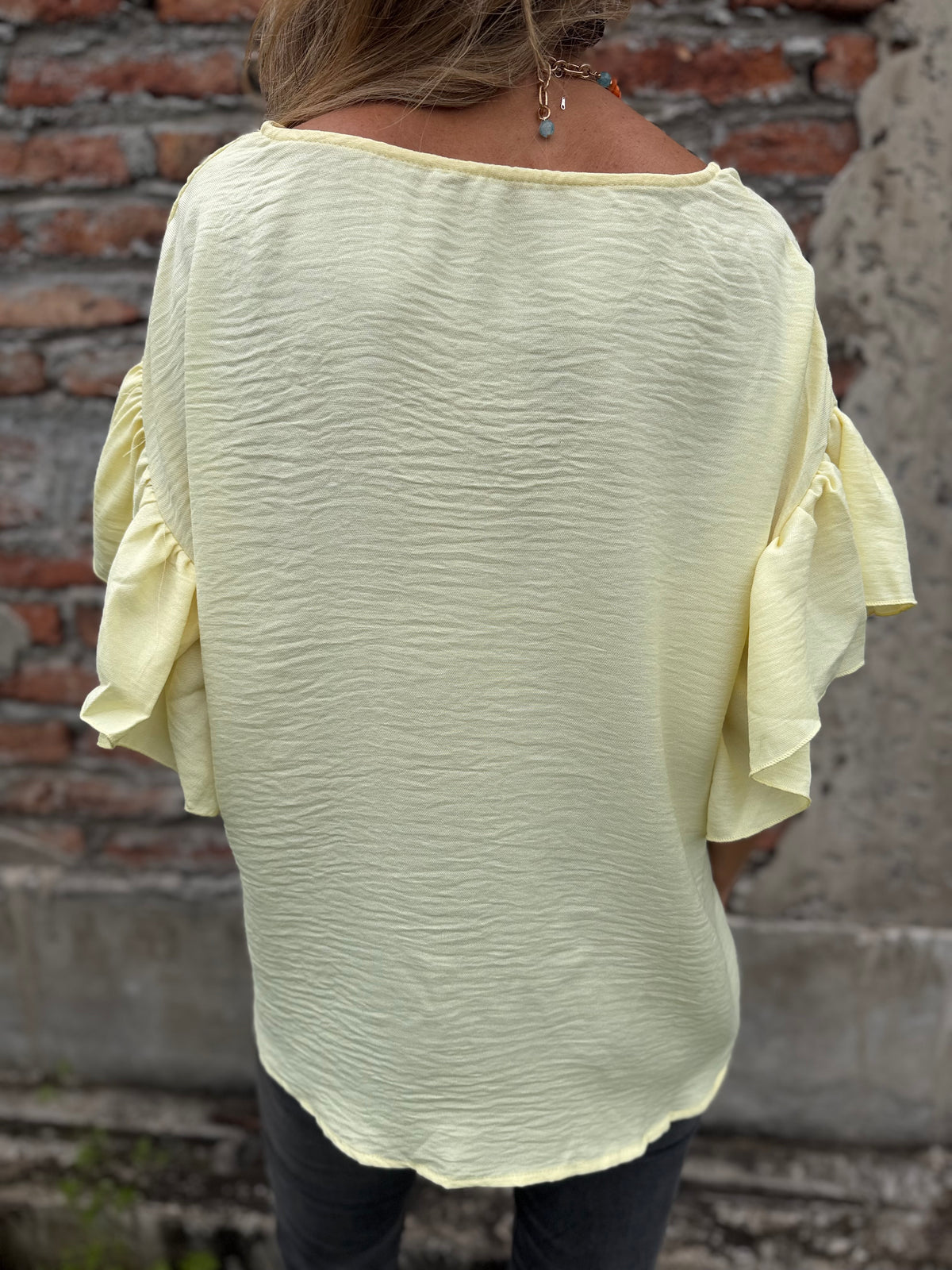 Blusa cuello subido volados amarillo claro