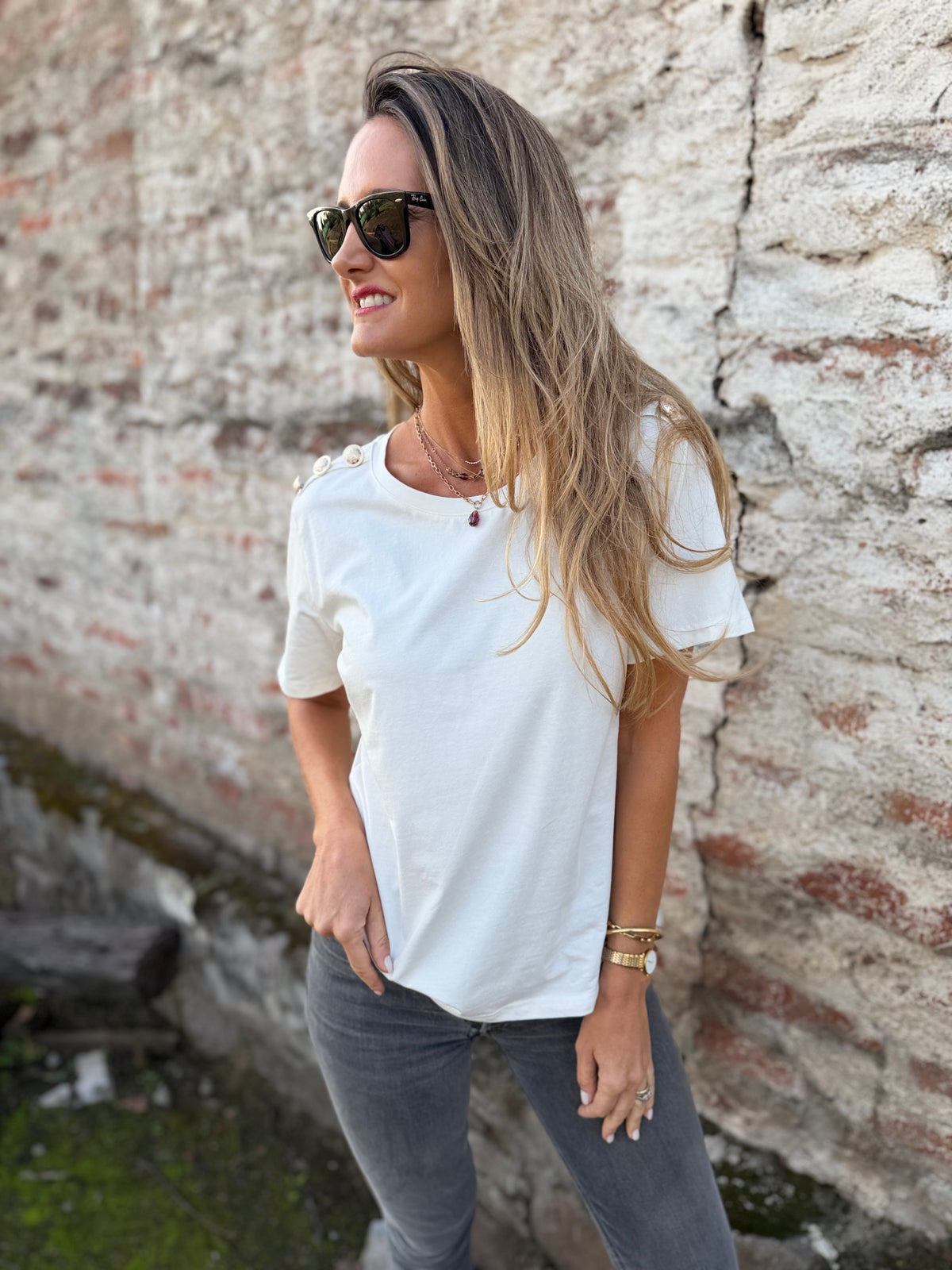 Polera botones hombros blanca