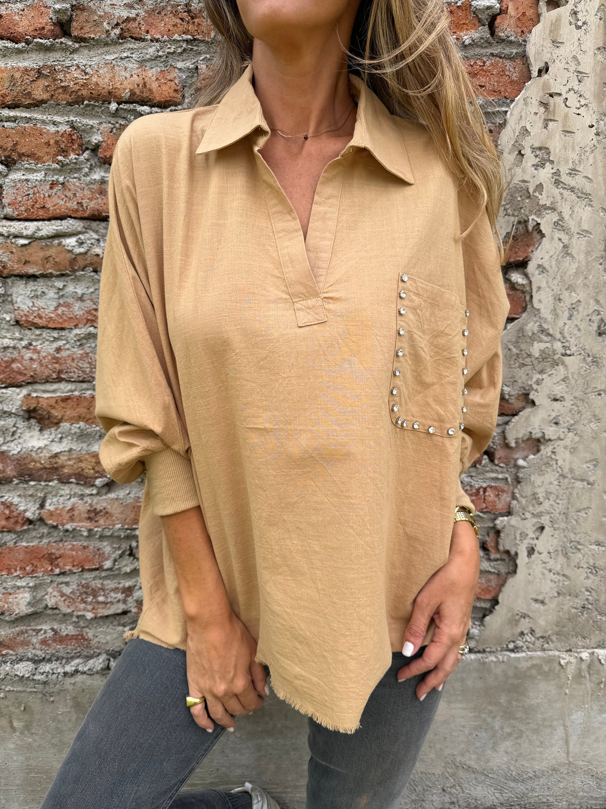 Blusa bolsillo brillantes camel