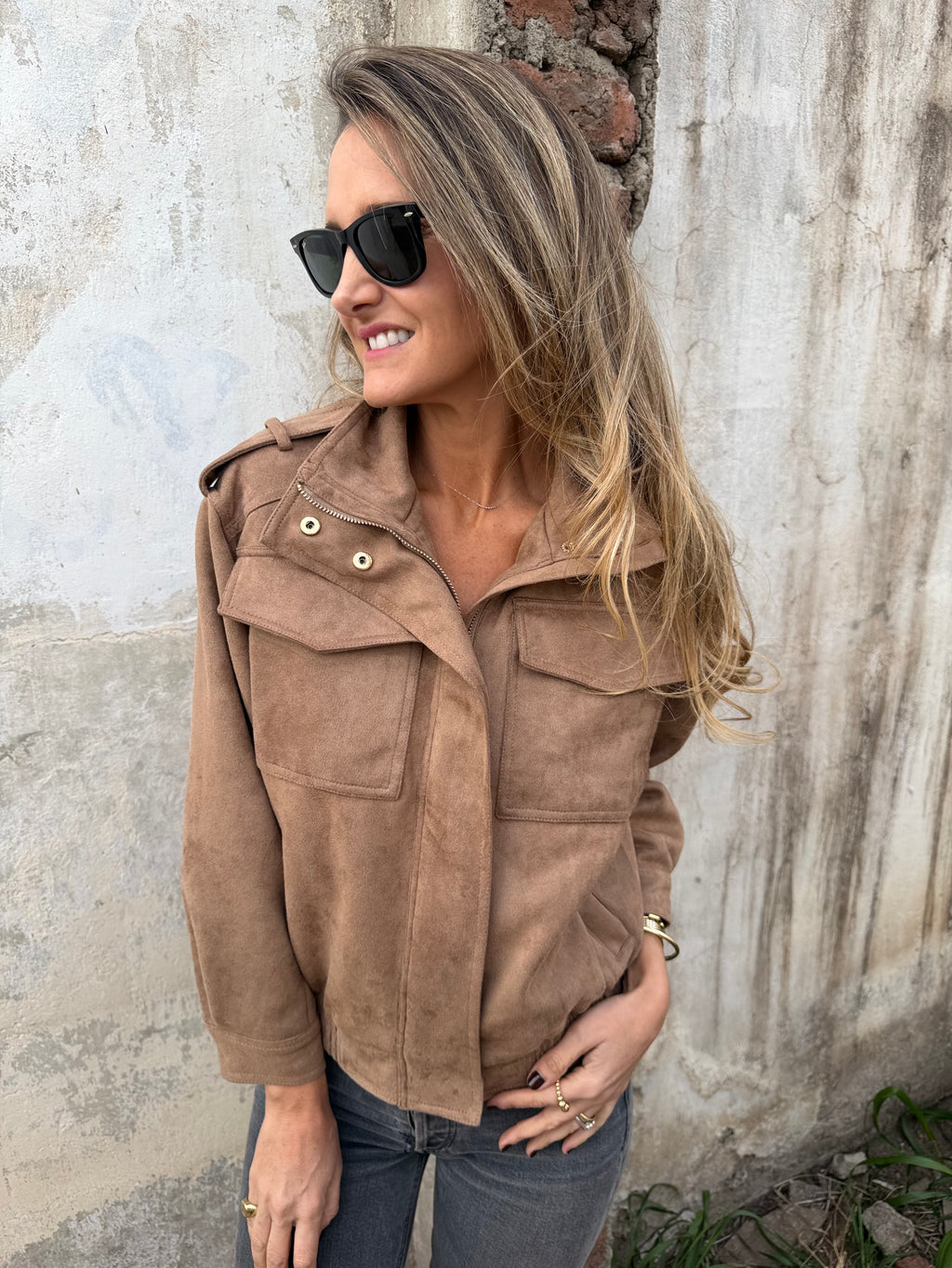 Chaqueta efecto gamuza bolsillos camel