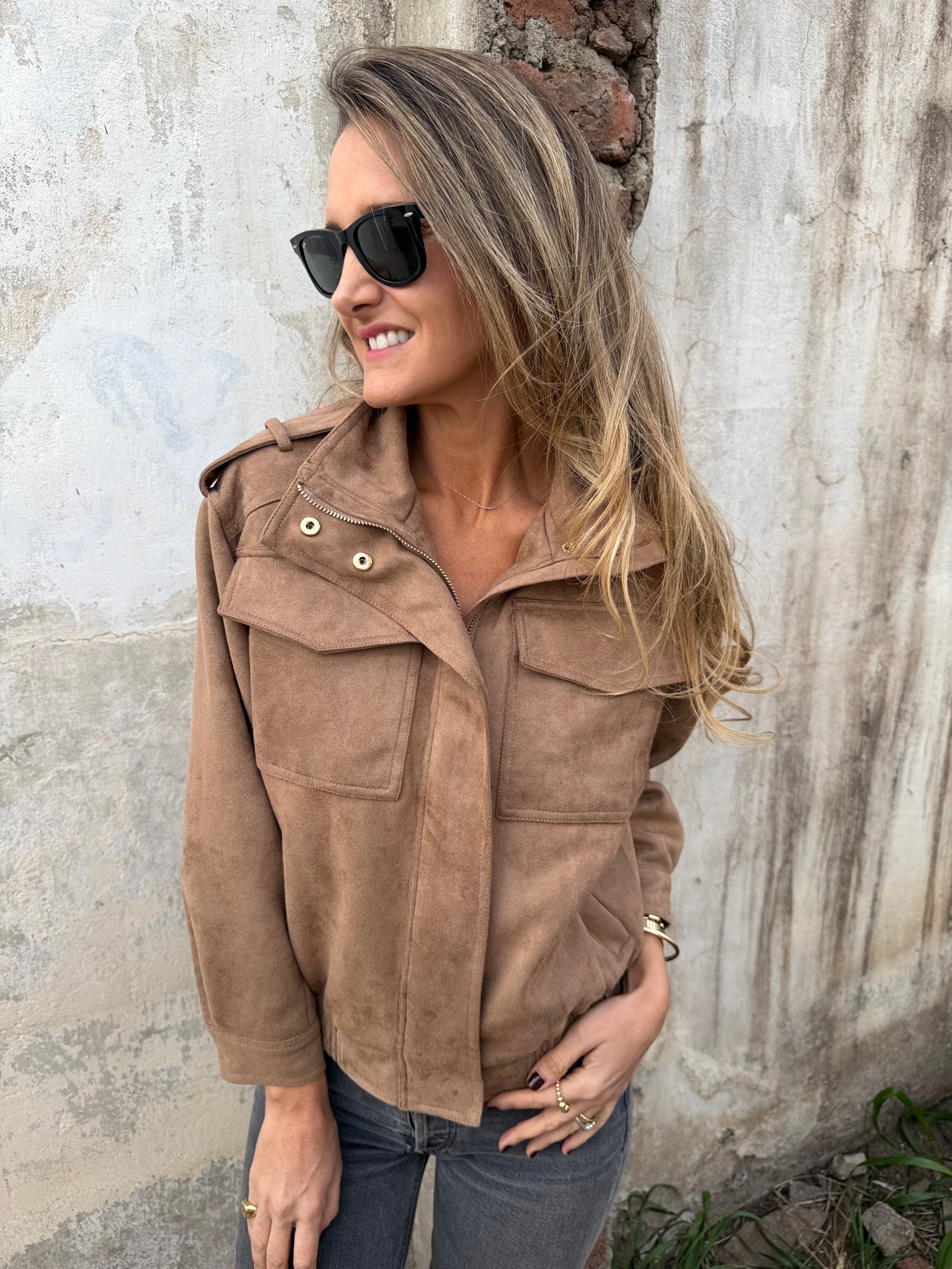 Chaqueta efecto gamuza bolsillos camel