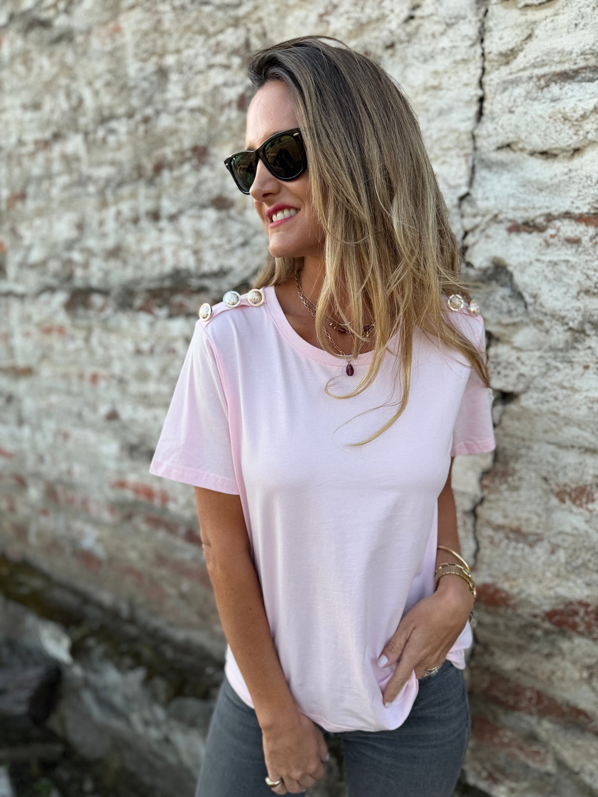 Polera botones hombros rosada