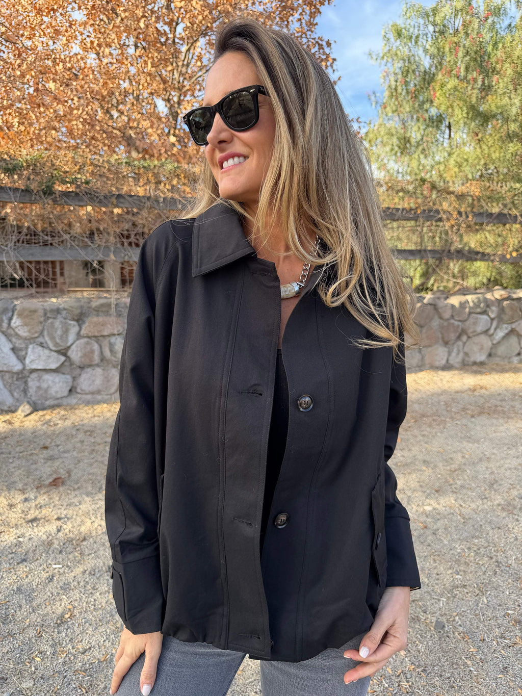 Chaqueta gabardina clásica negra