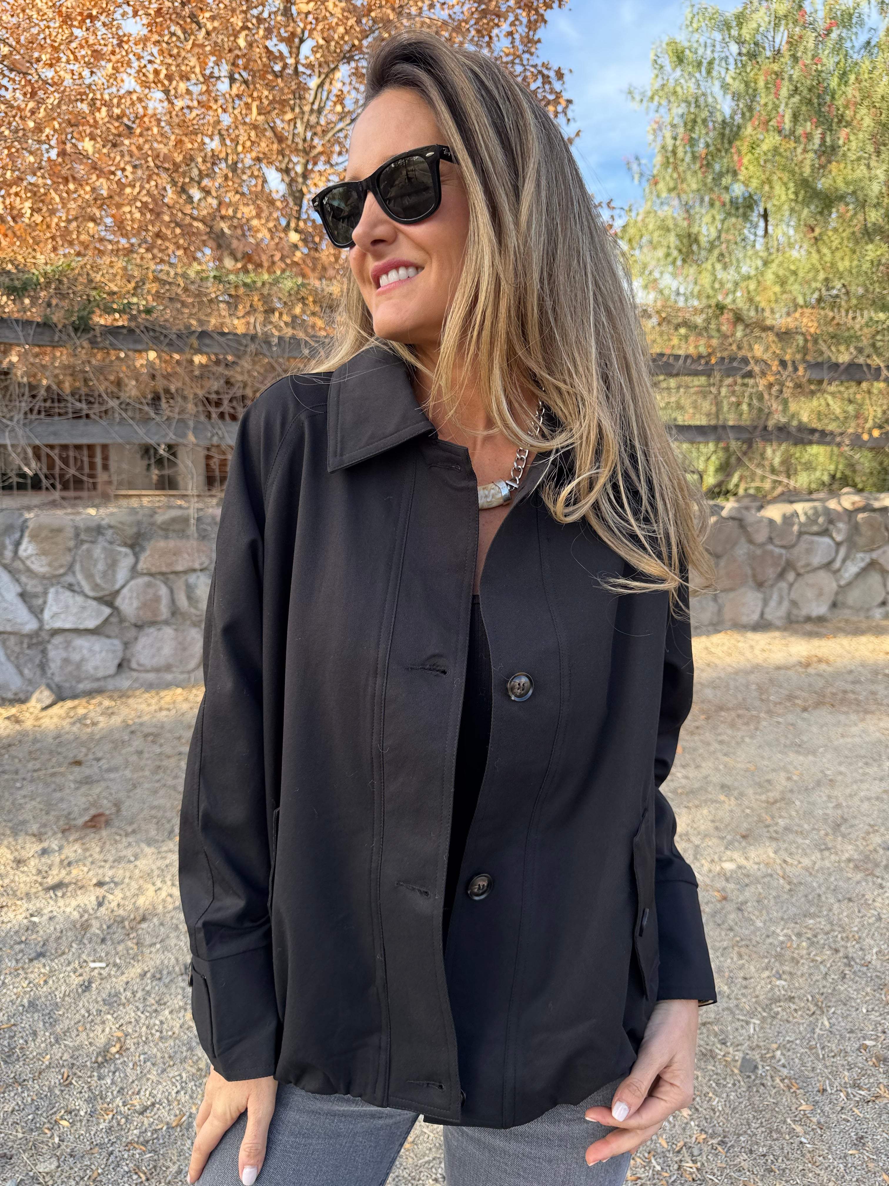 Chaqueta gabardina clásica negra