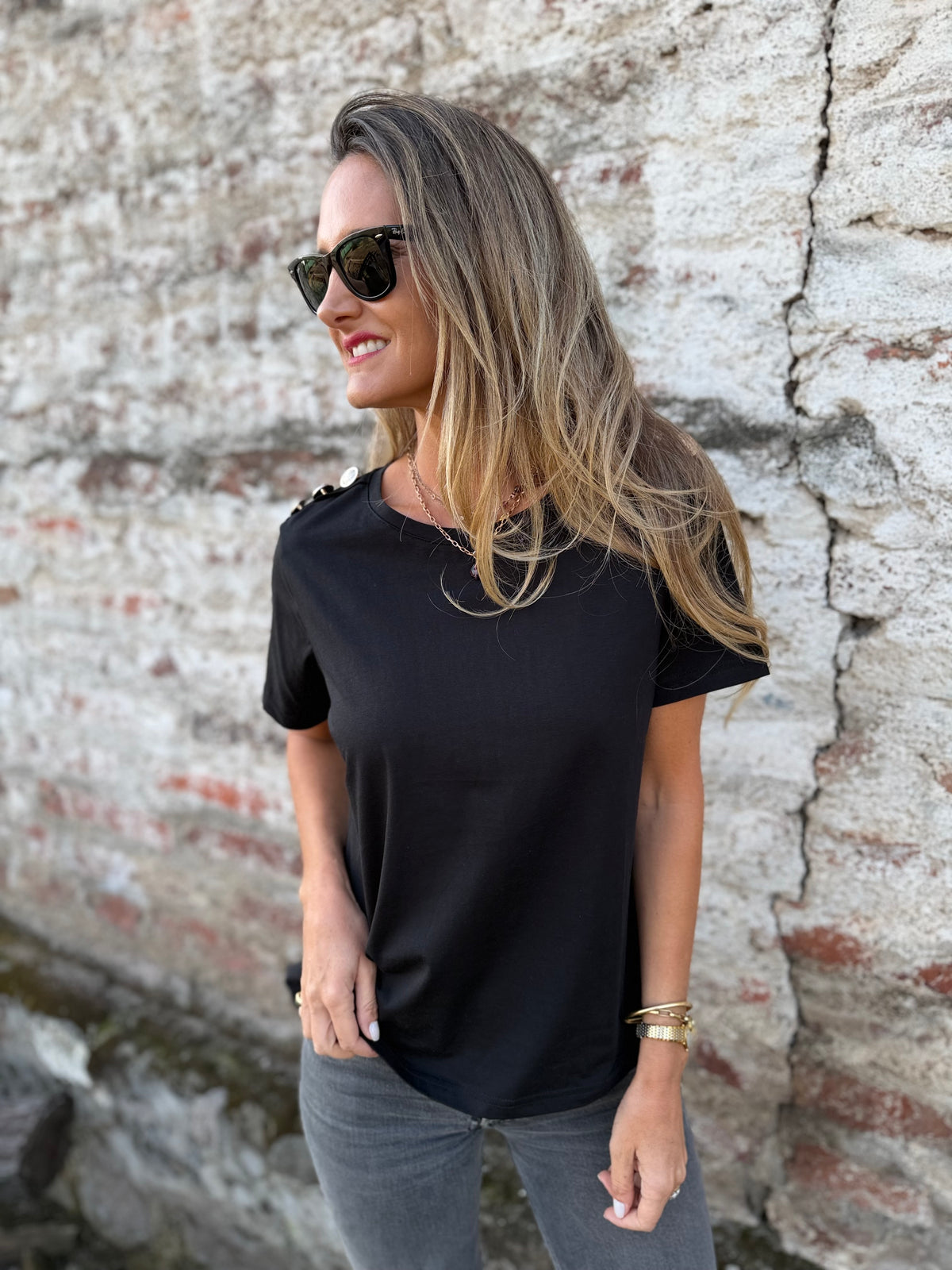 Polera botones hombros negra