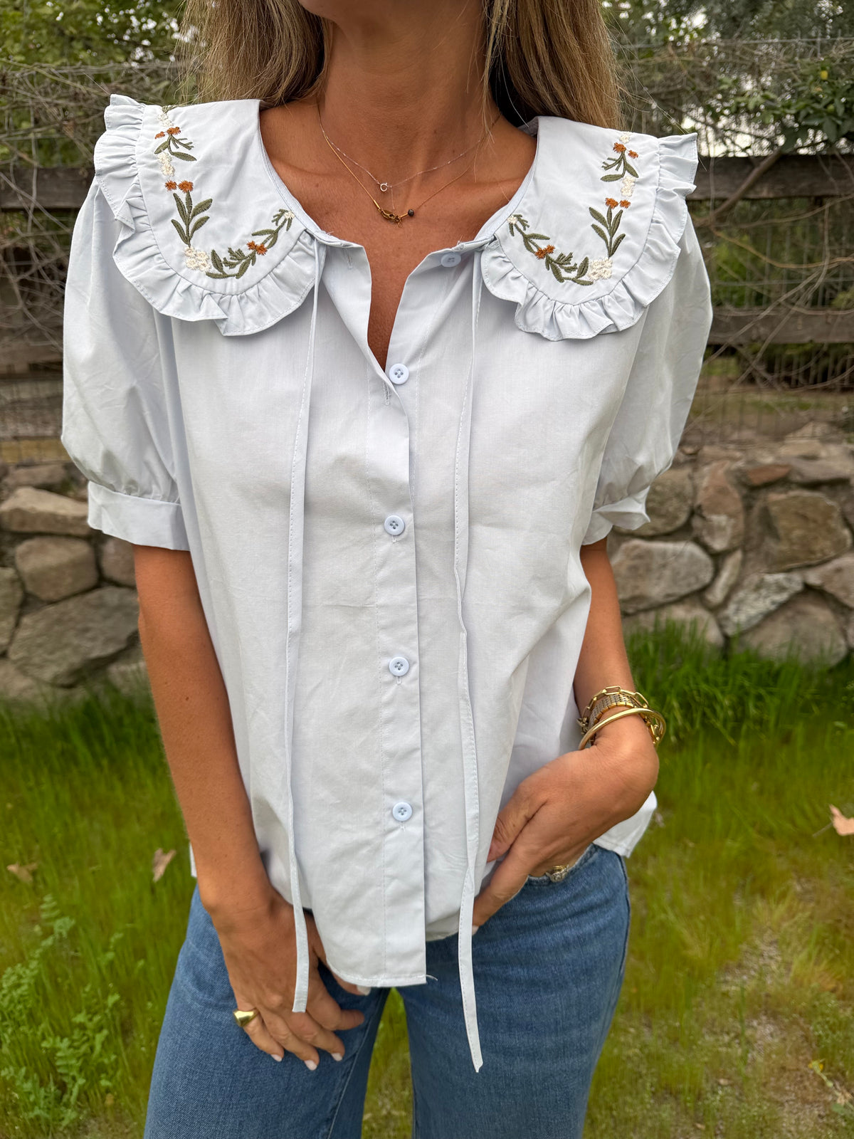 Blusa cuello bobo y flores celeste clara
