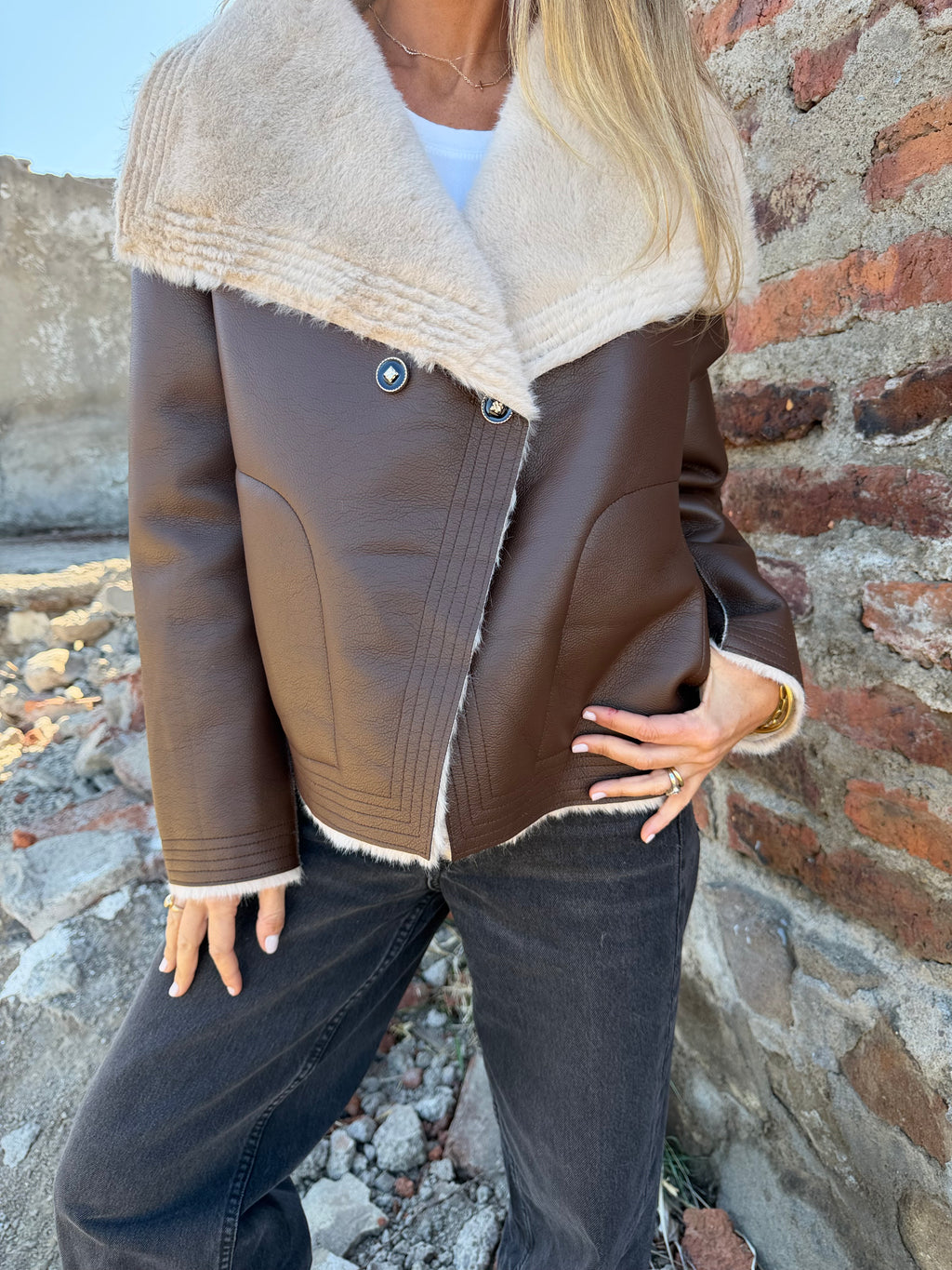 Chaqueta efecto cuero piel café
