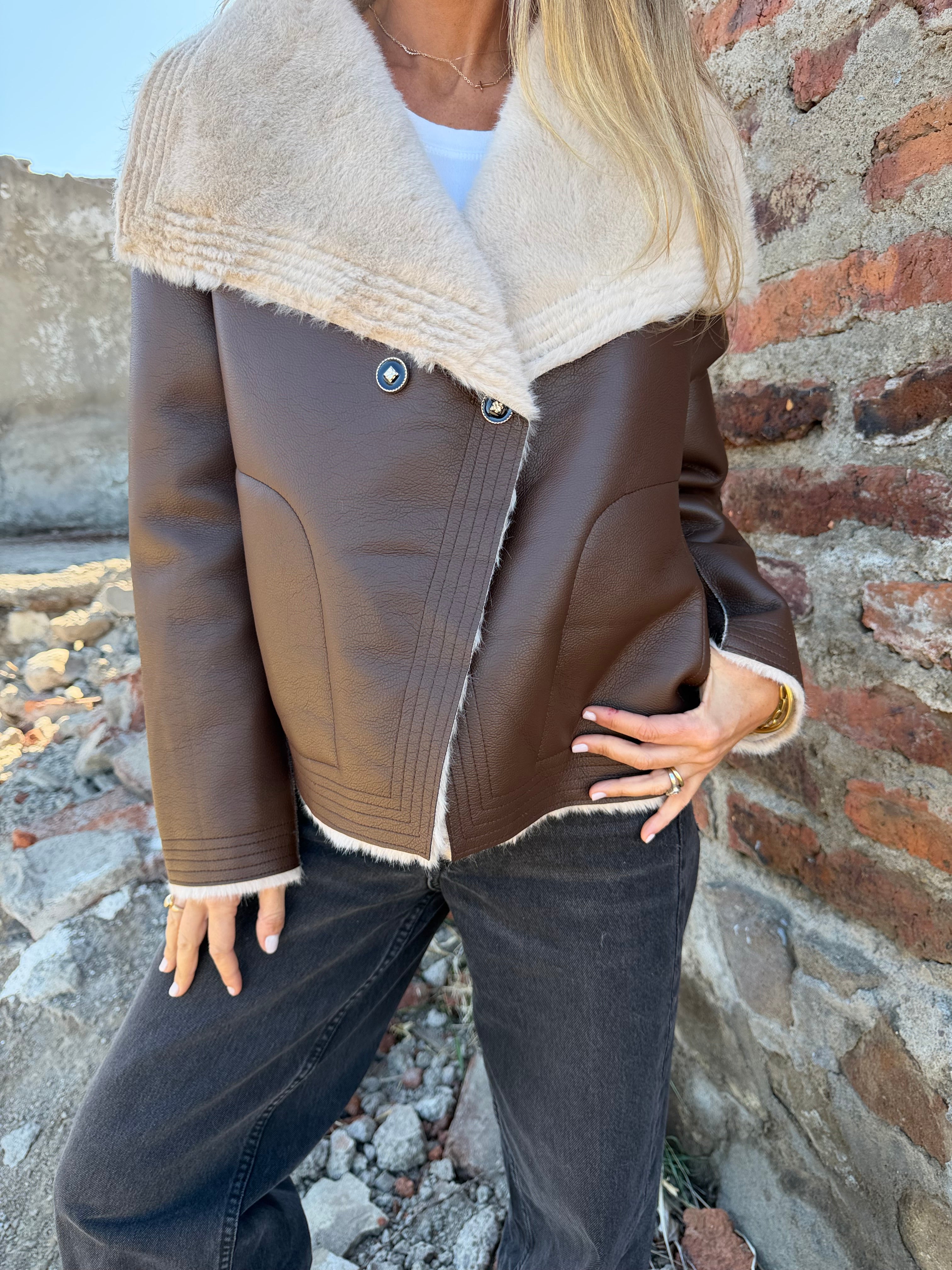 Chaqueta efecto cuero piel café