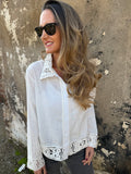 Blusa linoto y macramé blanco