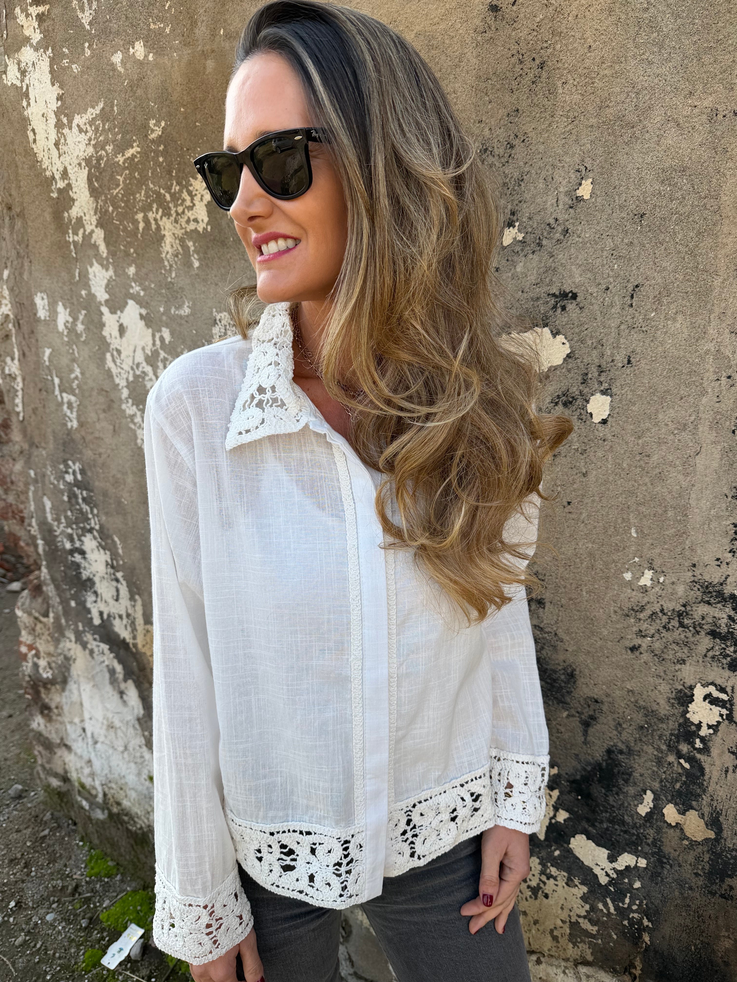 Blusa linoto y macramé blanco