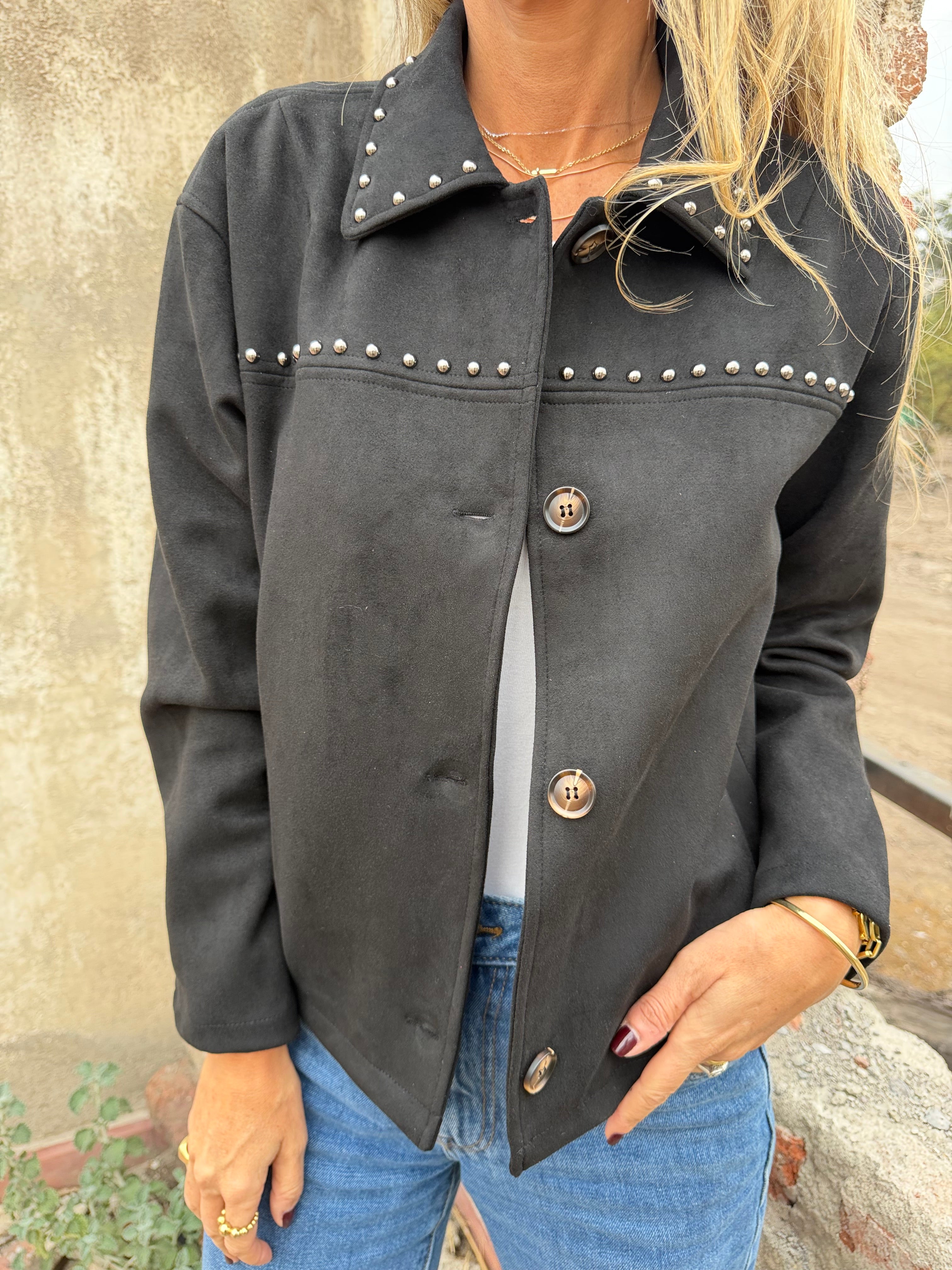 Chaqueta suede tachitas negra