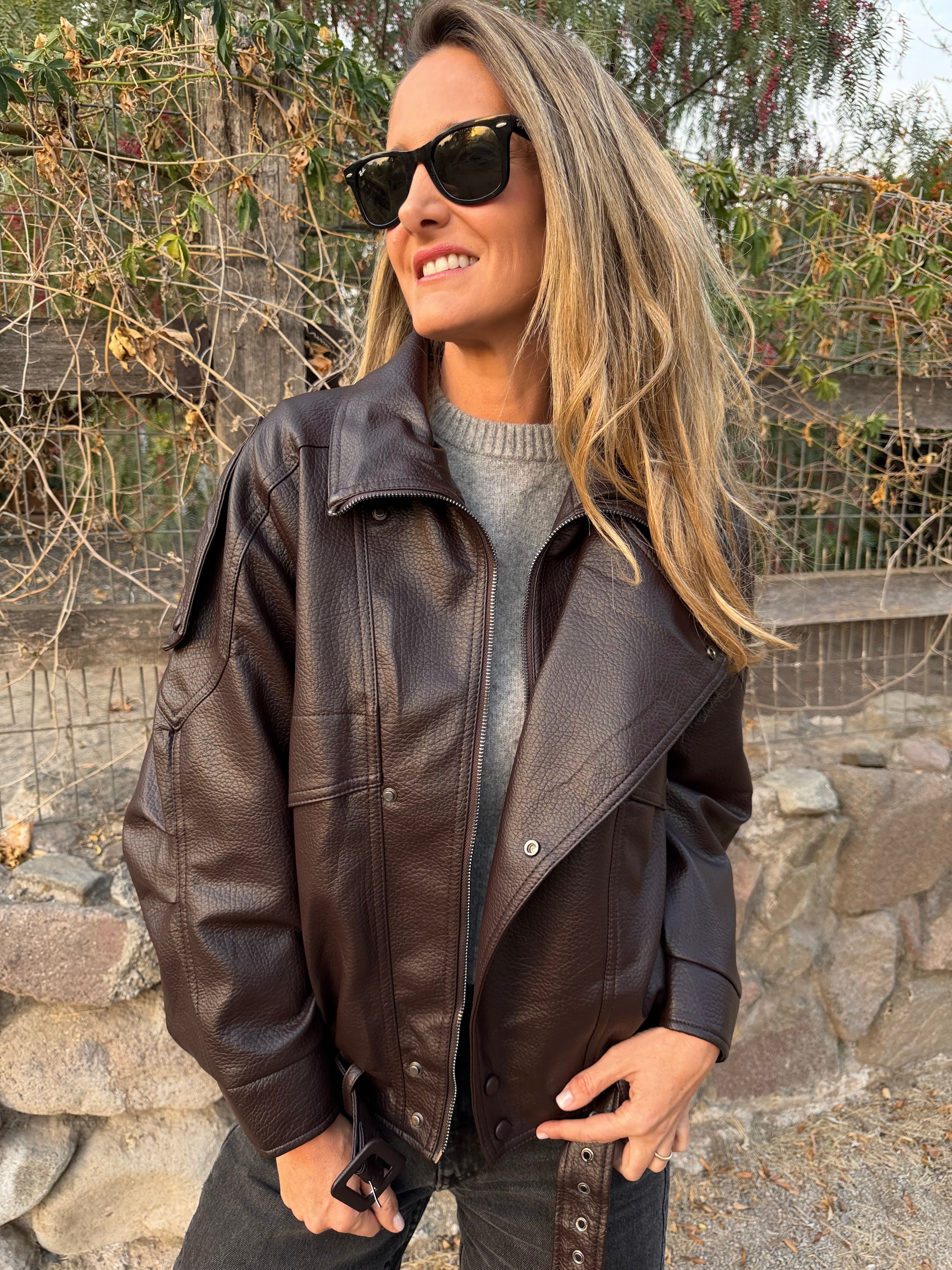 Bomber efecto cuero top chocolate
