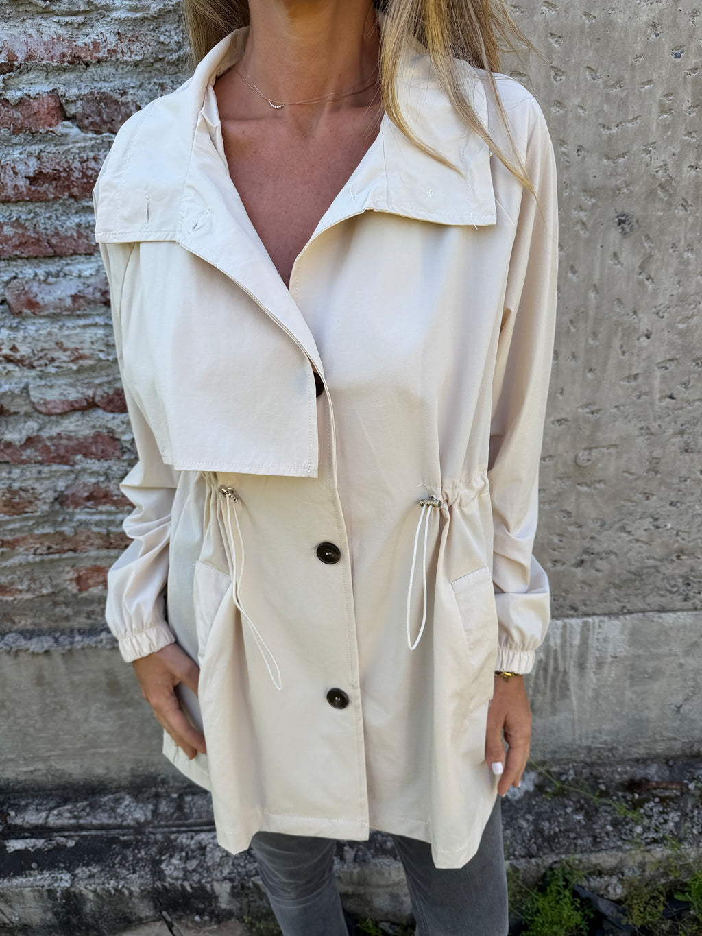 Trench corta viento crudo