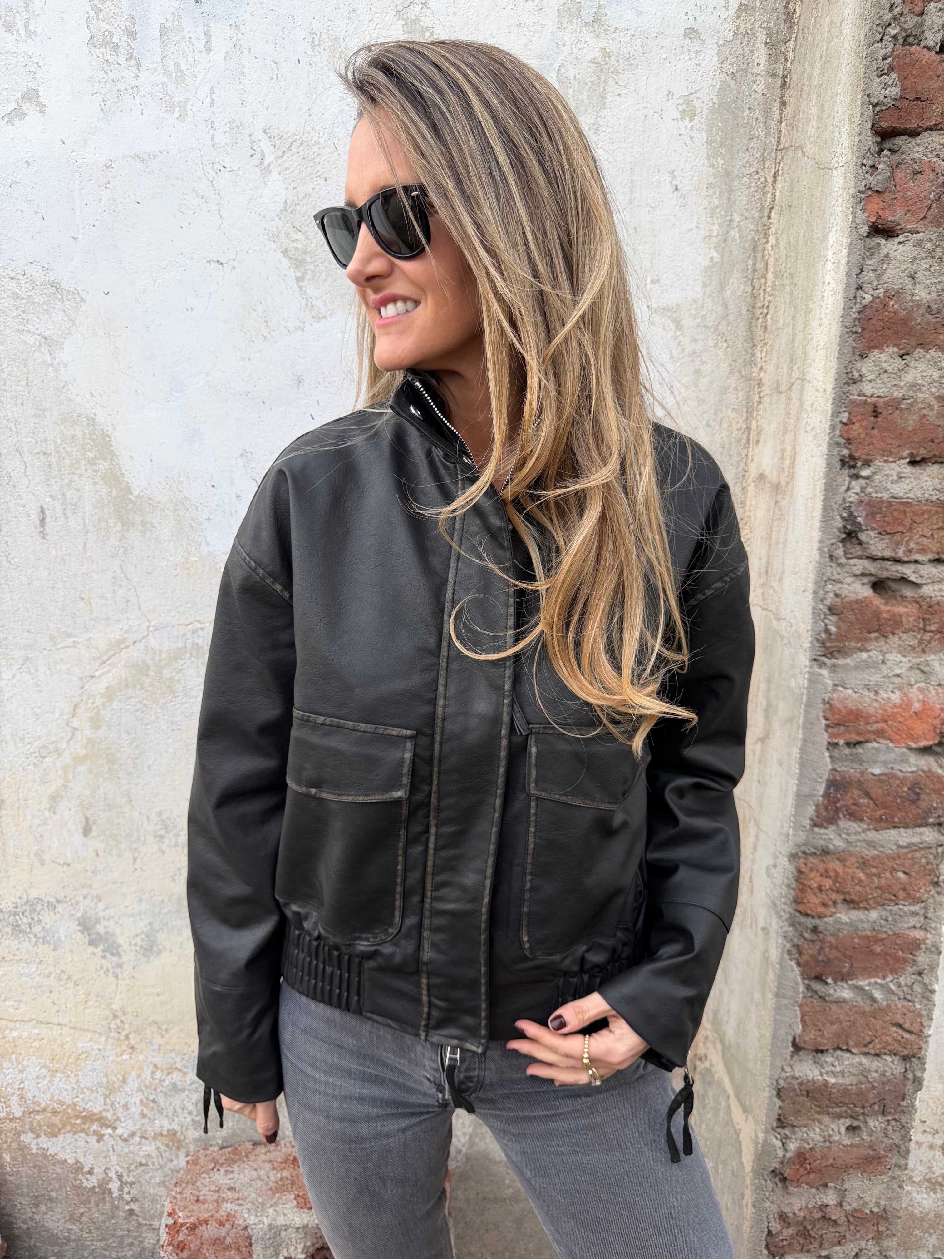 Chaqueta efecto cuero desgastado negra
