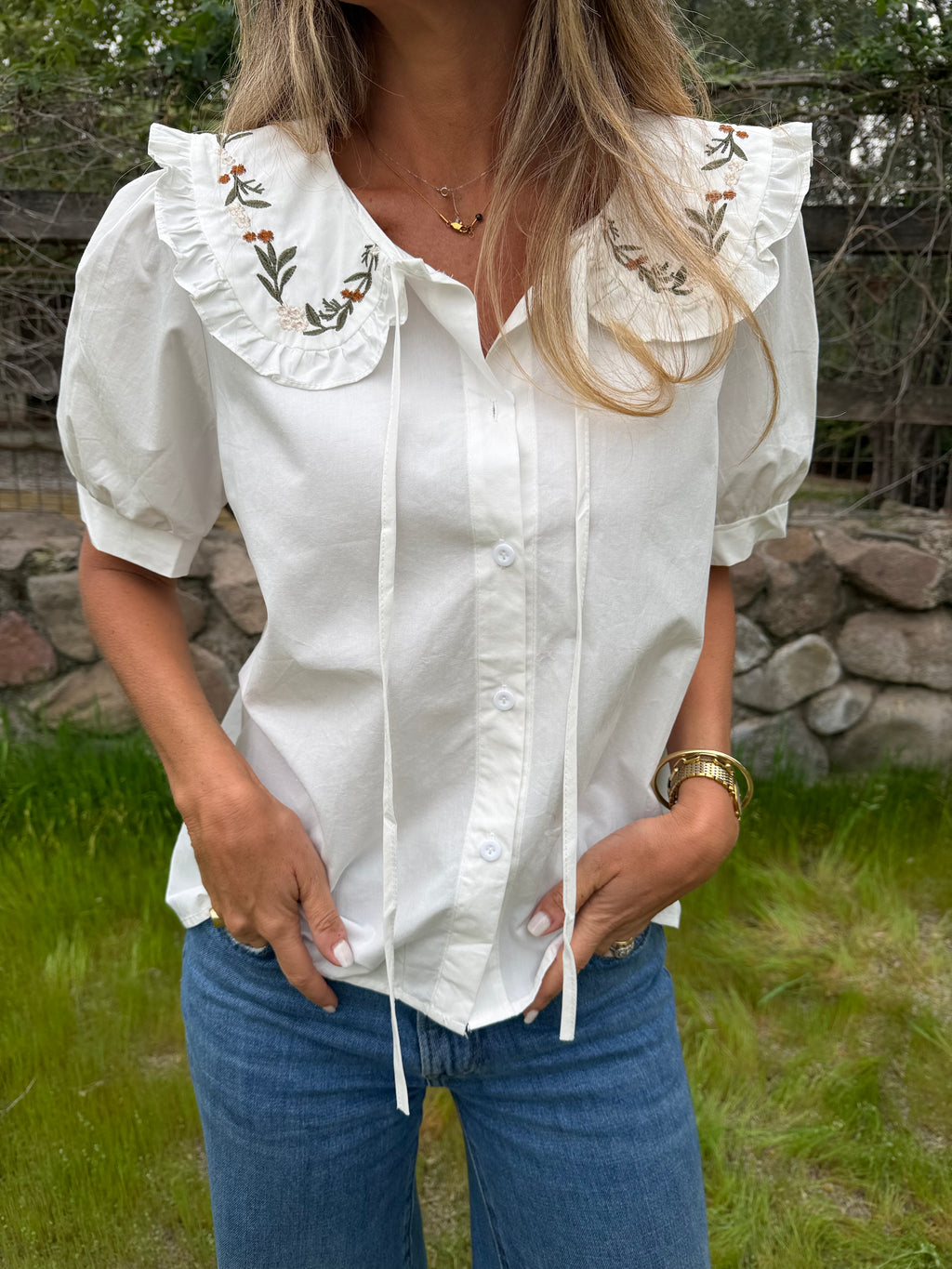 Blusa cuello bobo y flores blanca