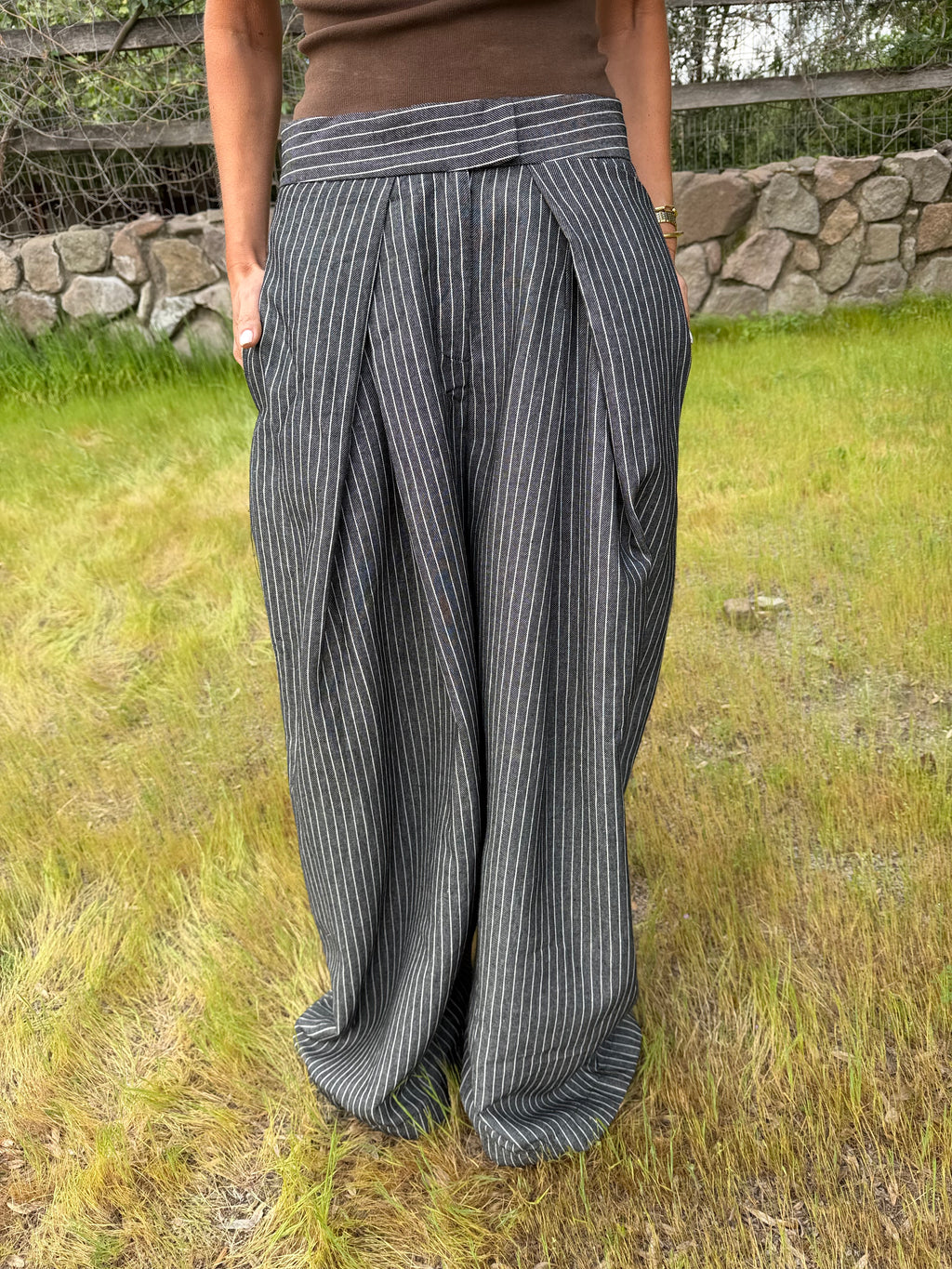Pantalón sastre líneas gris acero