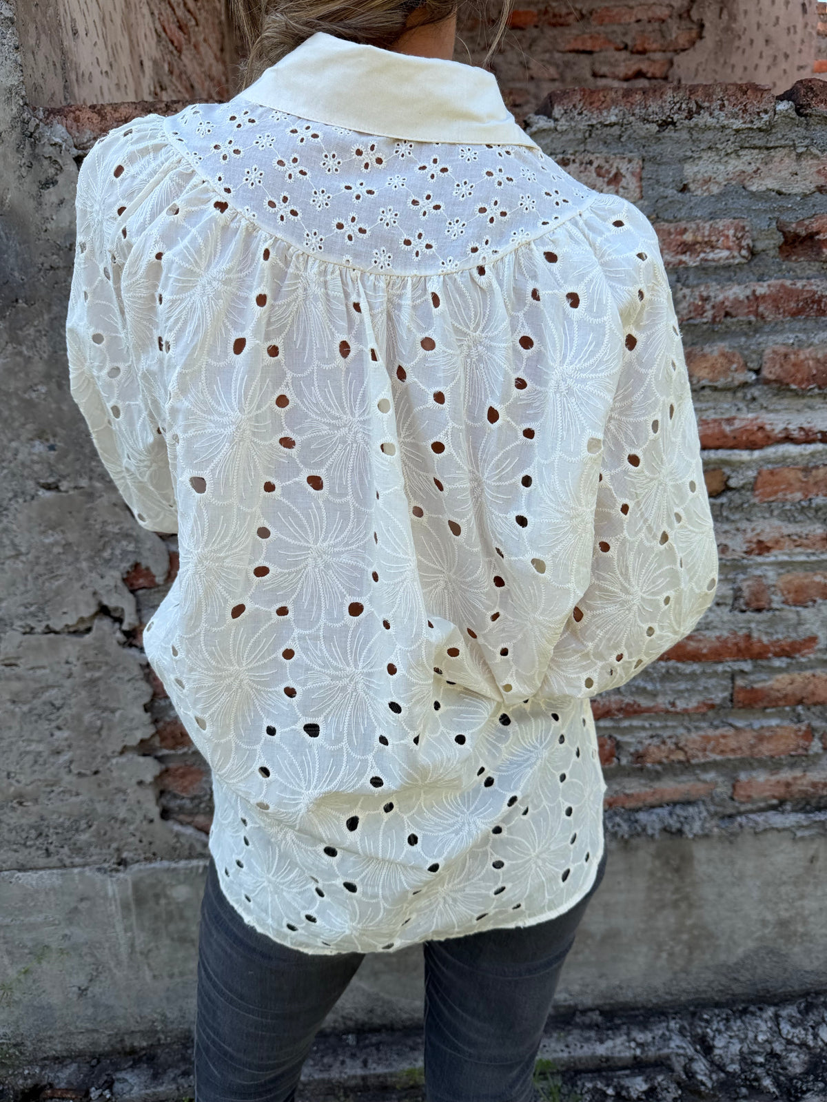 Blusón broderie total crudo