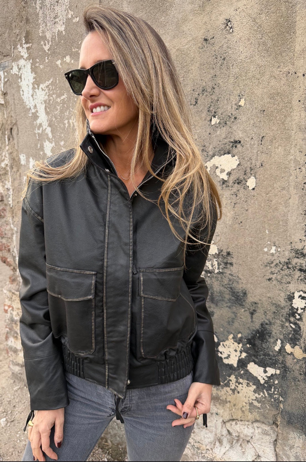 Chaqueta efecto cuero desgastado negra